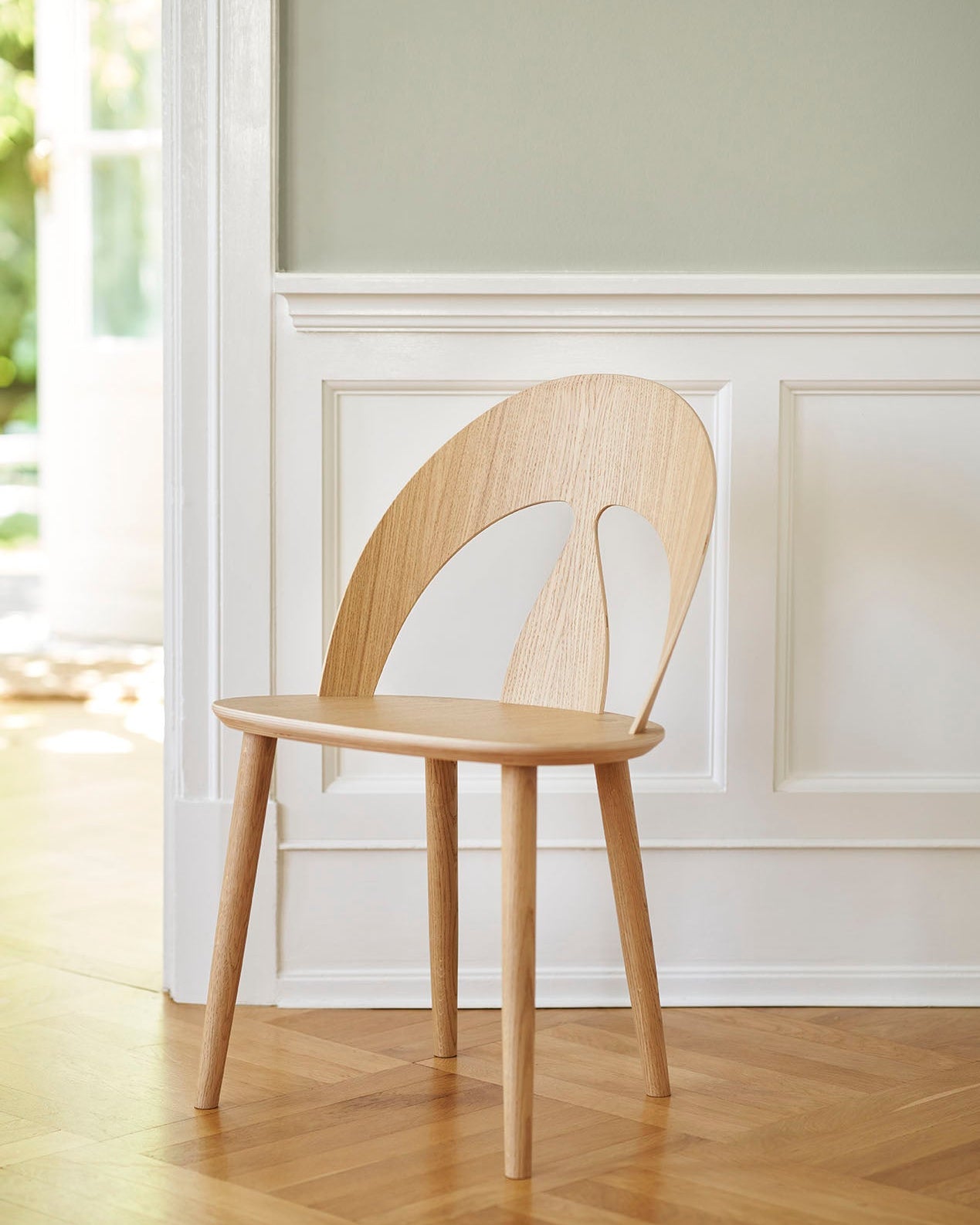 FDB Møbler J45 Chair ดีไซน์โดย Børge Mogensen ทำจากไม้โอ๊กสีธรรมชาติ พนักพิงทรง organic shell ผิวเคลือบ lacquered