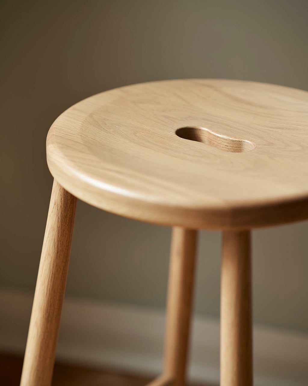 FDB Møbler J27C Counter Stool โดย Børge Mogensen ม้านั่งเคาน์เตอร์ไม้โอ๊ก/บีช ที่นั่งไม้เรียบ ดีไซน์คลาสสิกปี 1949