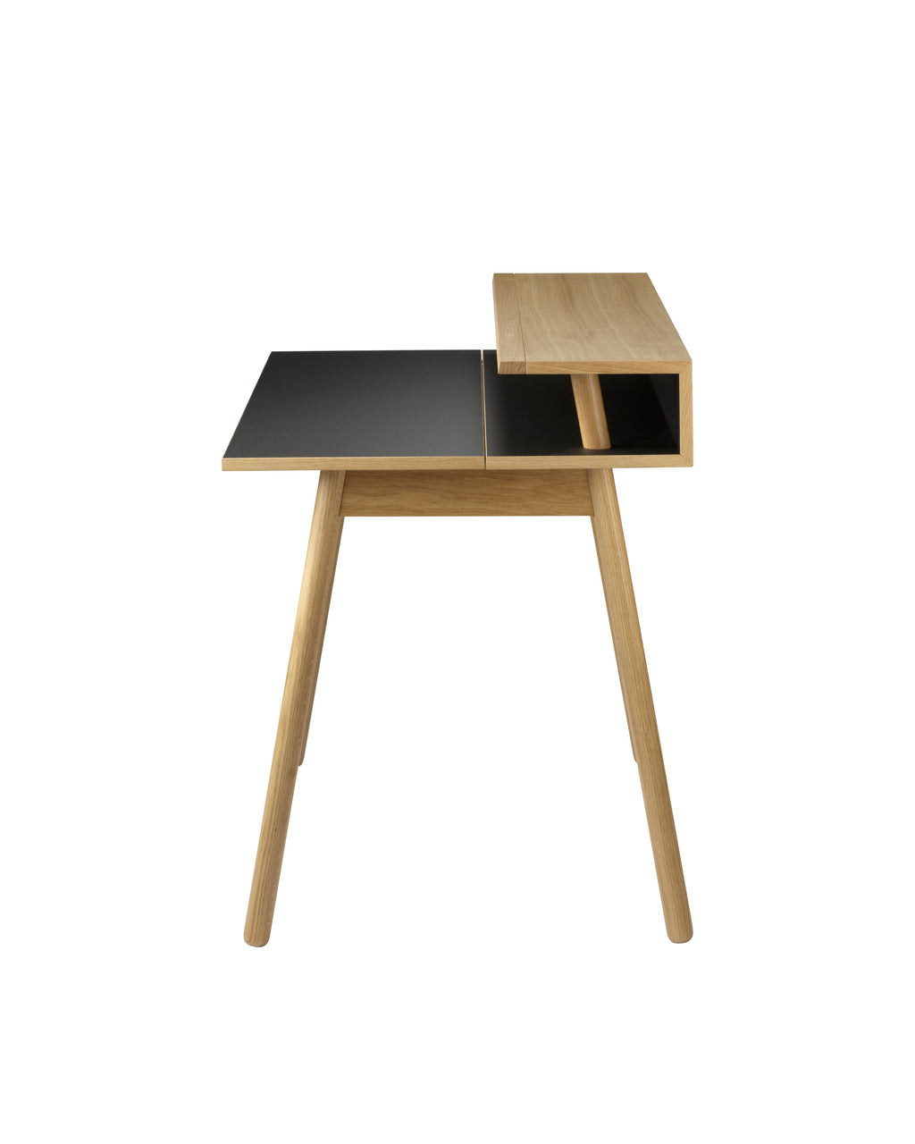 FDB Møbler C68 Nørrebro Desk โต๊ะทำงานไม้โอ๊กพร้อมชั้นวางยกสูง และท็อปลิโนเลียมสองสี Mushroom และ Nero ออกแบบโดย Isabel Ahm