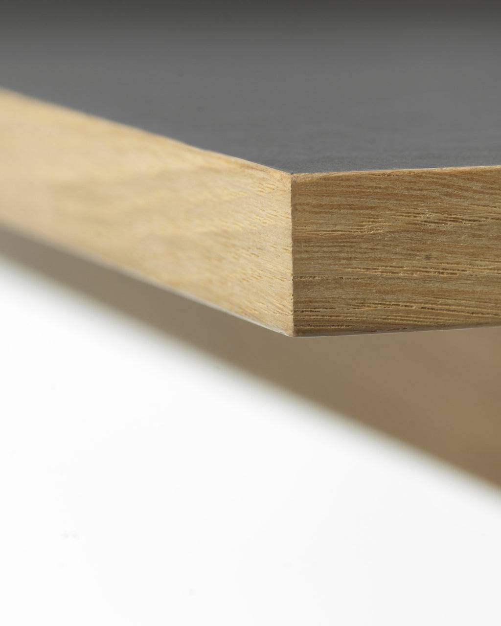 FDB Møbler C68 Nørrebro Desk โต๊ะทำงานไม้โอ๊กพร้อมชั้นวางยกสูง และท็อปลิโนเลียมสองสี Mushroom และ Nero ออกแบบโดย Isabel Ahm