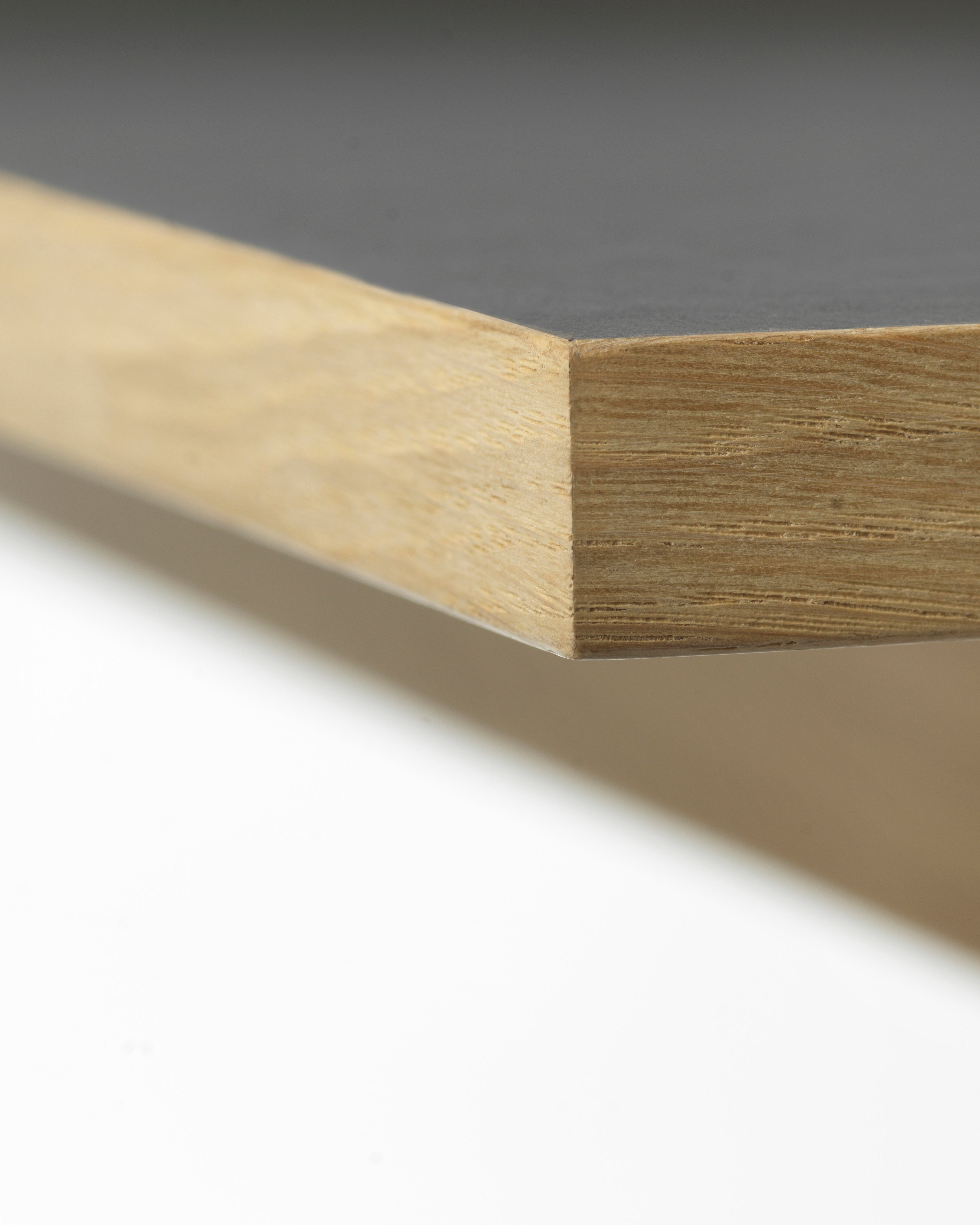 FDB Møbler C68 Nørrebro Desk โต๊ะทำงานไม้โอ๊กพร้อมชั้นวางยกสูง และท็อปลิโนเลียมสองสี Mushroom และ Nero ออกแบบโดย Isabel Ahm