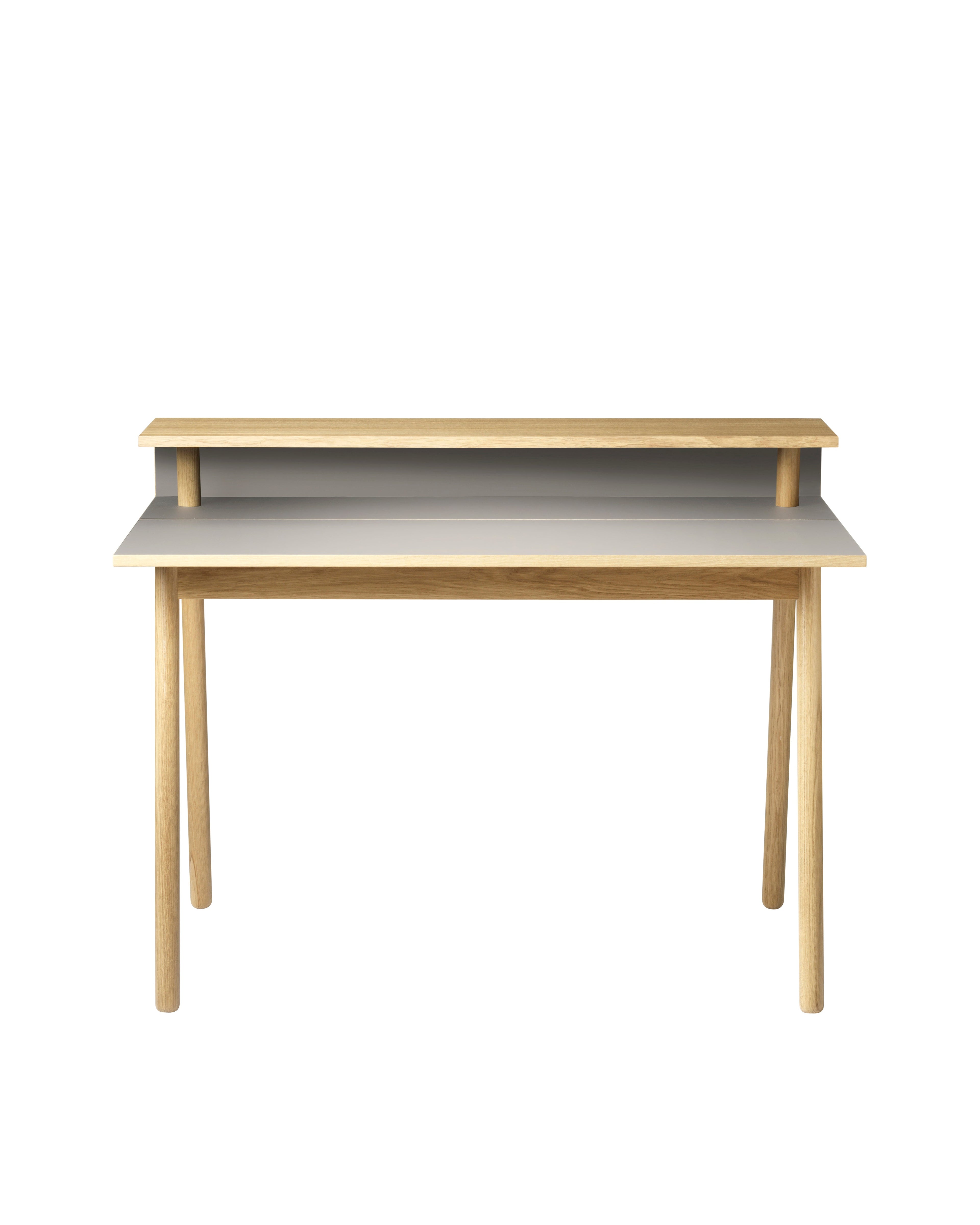 FDB Møbler C68 Nørrebro Desk โต๊ะทำงานไม้โอ๊กพร้อมชั้นวางยกสูง และท็อปลิโนเลียมสองสี Mushroom และ Nero ออกแบบโดย Isabel Ahm