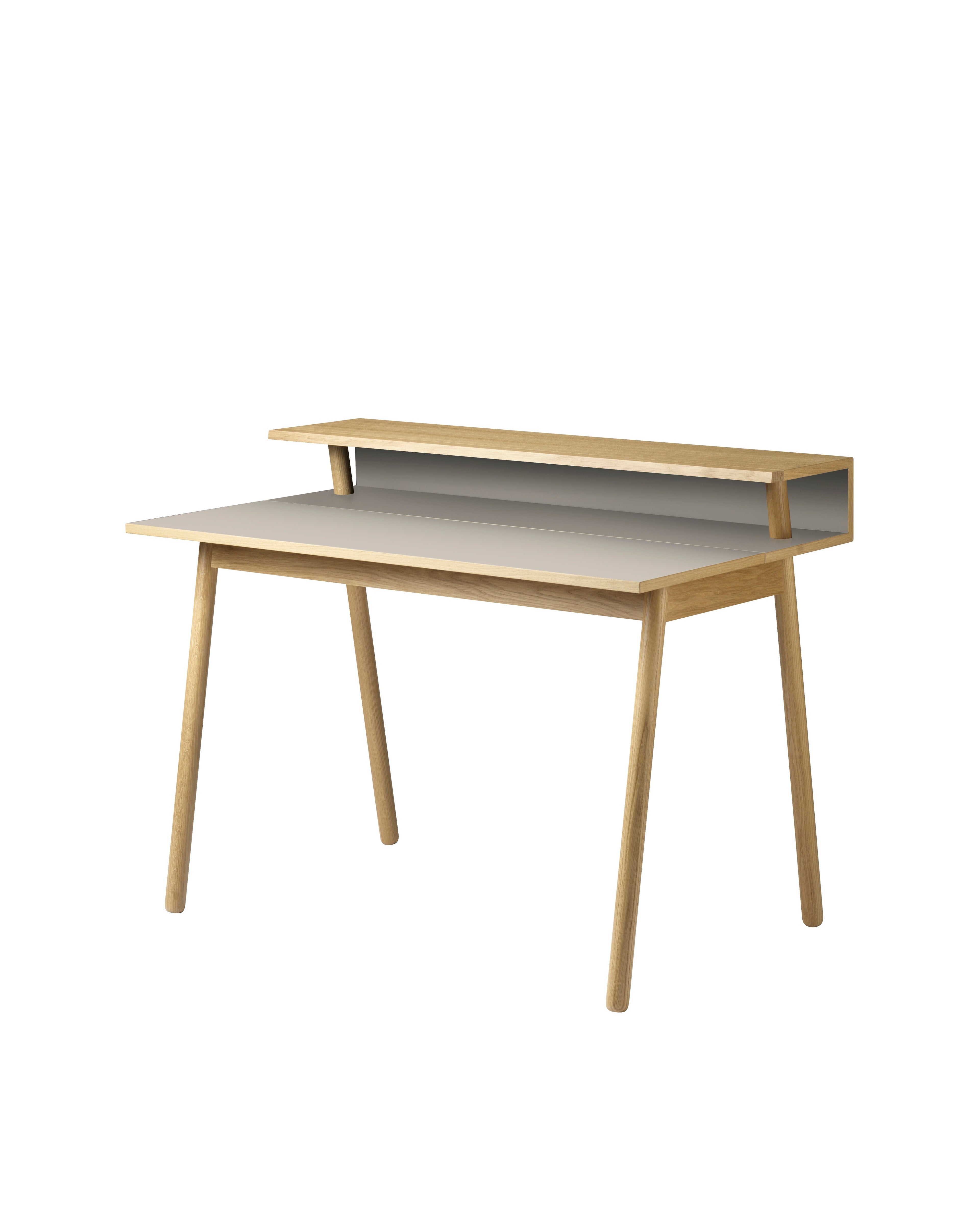 FDB Møbler C68 Nørrebro Desk โต๊ะทำงานไม้โอ๊กพร้อมชั้นวางยกสูง และท็อปลิโนเลียมสองสี Mushroom และ Nero ออกแบบโดย Isabel Ahm