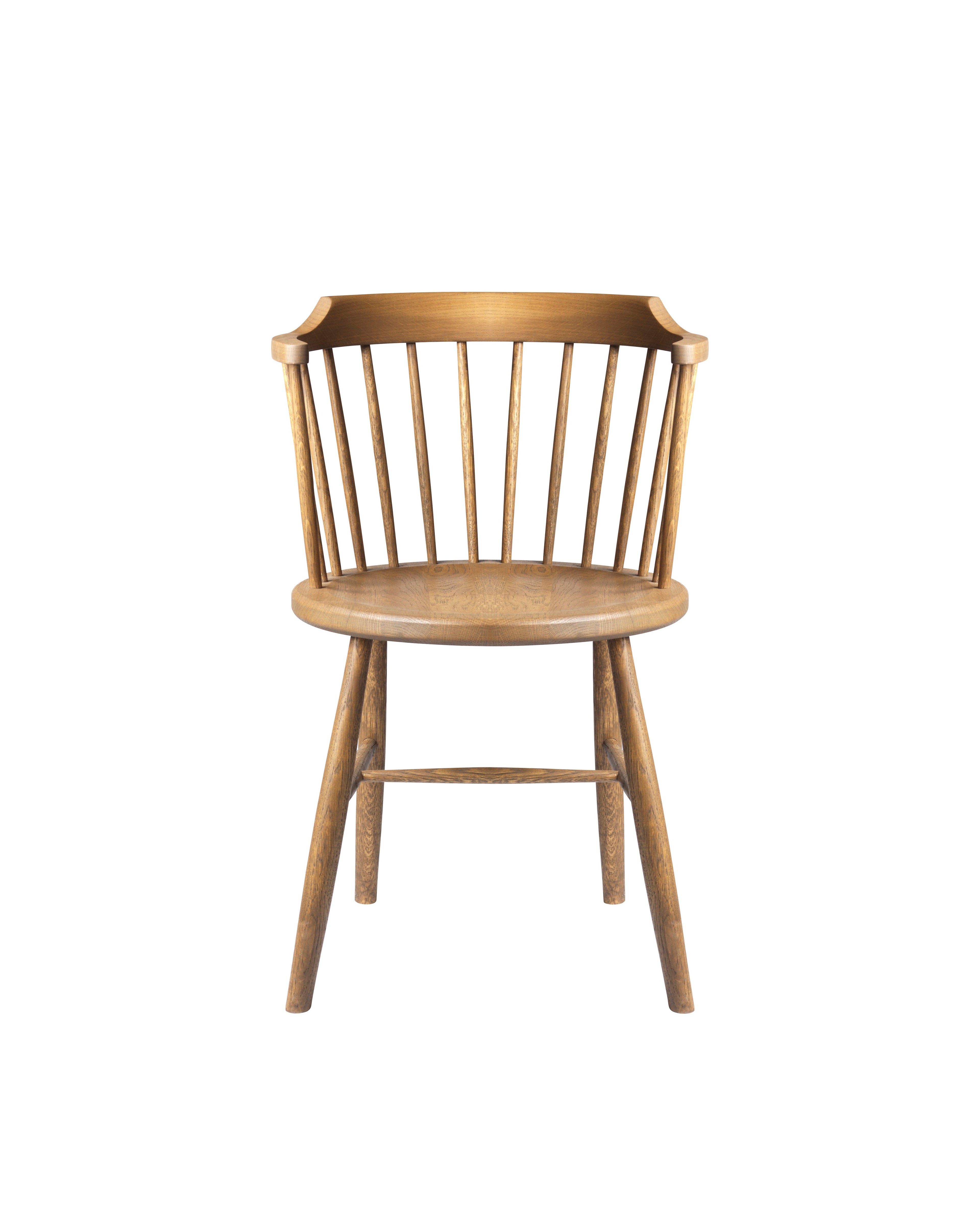 FDB Møbler J18 Chair ดีไซน์โดย Børge Mogensen มุมด้านหน้า โครงสร้างไม้โอ๊ก พื้นผิวเคลือบน้ำมัน และที่นั่งทรงโค้งแบบ bowl-shaped