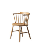 FDB Møbler J18 Chair ดีไซน์โดย Børge Mogensen มุมด้านหน้า โครงสร้างไม้โอ๊ก พื้นผิวเคลือบน้ำมัน และที่นั่งทรงโค้งแบบ bowl-shaped