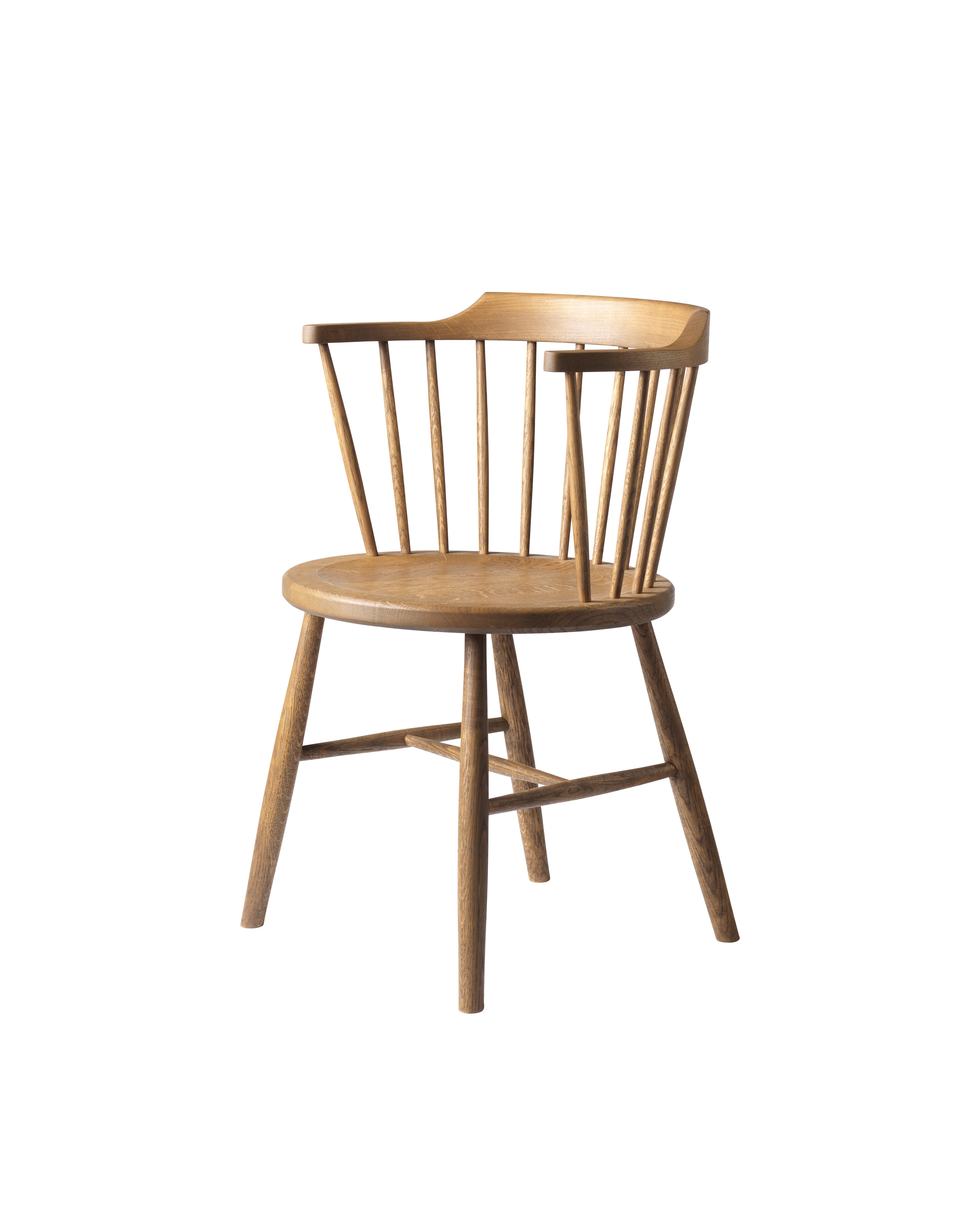 FDB Møbler J18 Chair ดีไซน์โดย Børge Mogensen มุมด้านหน้า โครงสร้างไม้โอ๊ก พื้นผิวเคลือบน้ำมัน และที่นั่งทรงโค้งแบบ bowl-shaped