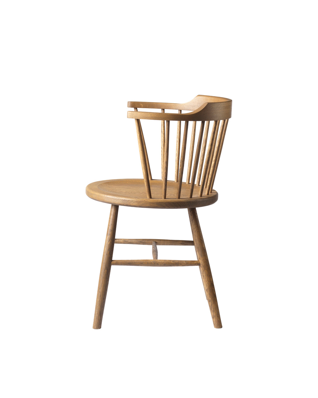 FDB Møbler J18 Chair ดีไซน์โดย Børge Mogensen มุมด้านหน้า โครงสร้างไม้โอ๊ก พื้นผิวเคลือบน้ำมัน และที่นั่งทรงโค้งแบบ bowl-shaped