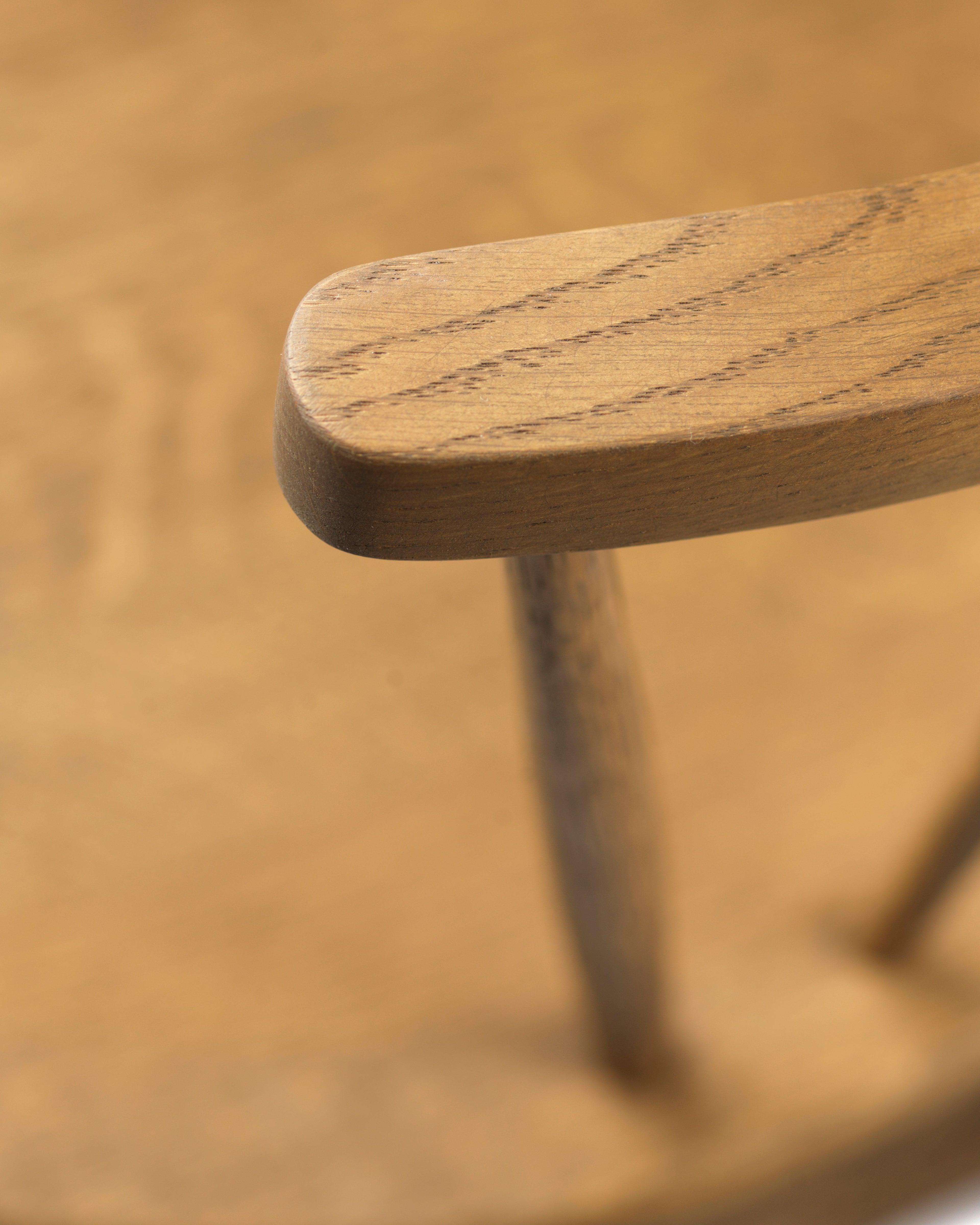 FDB Møbler J18 Chair ดีไซน์โดย Børge Mogensen มุมด้านหน้า โครงสร้างไม้โอ๊ก พื้นผิวเคลือบน้ำมัน และที่นั่งทรงโค้งแบบ bowl-shaped