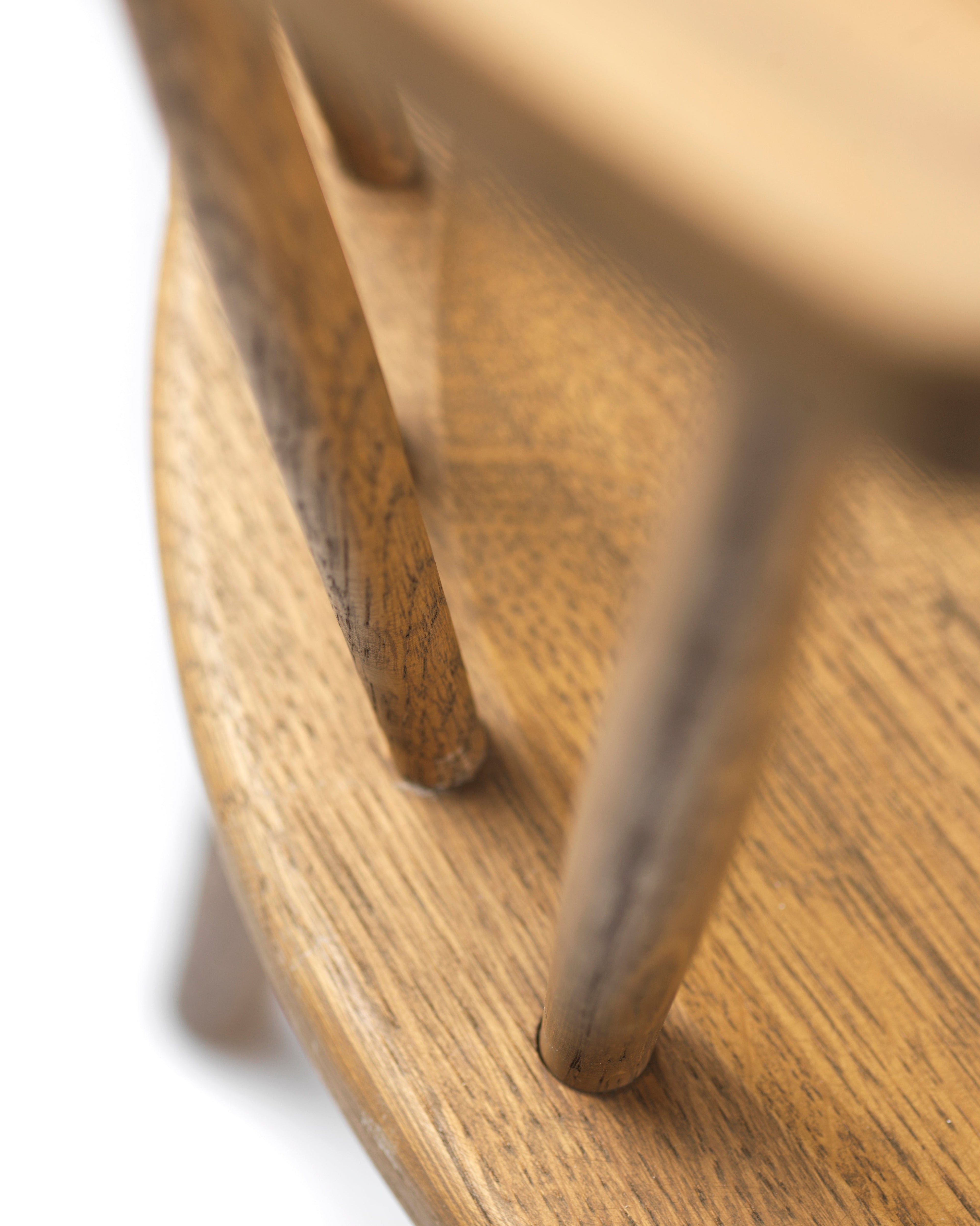 FDB Møbler J18 Chair ดีไซน์โดย Børge Mogensen มุมด้านหน้า โครงสร้างไม้โอ๊ก พื้นผิวเคลือบน้ำมัน และที่นั่งทรงโค้งแบบ bowl-shaped