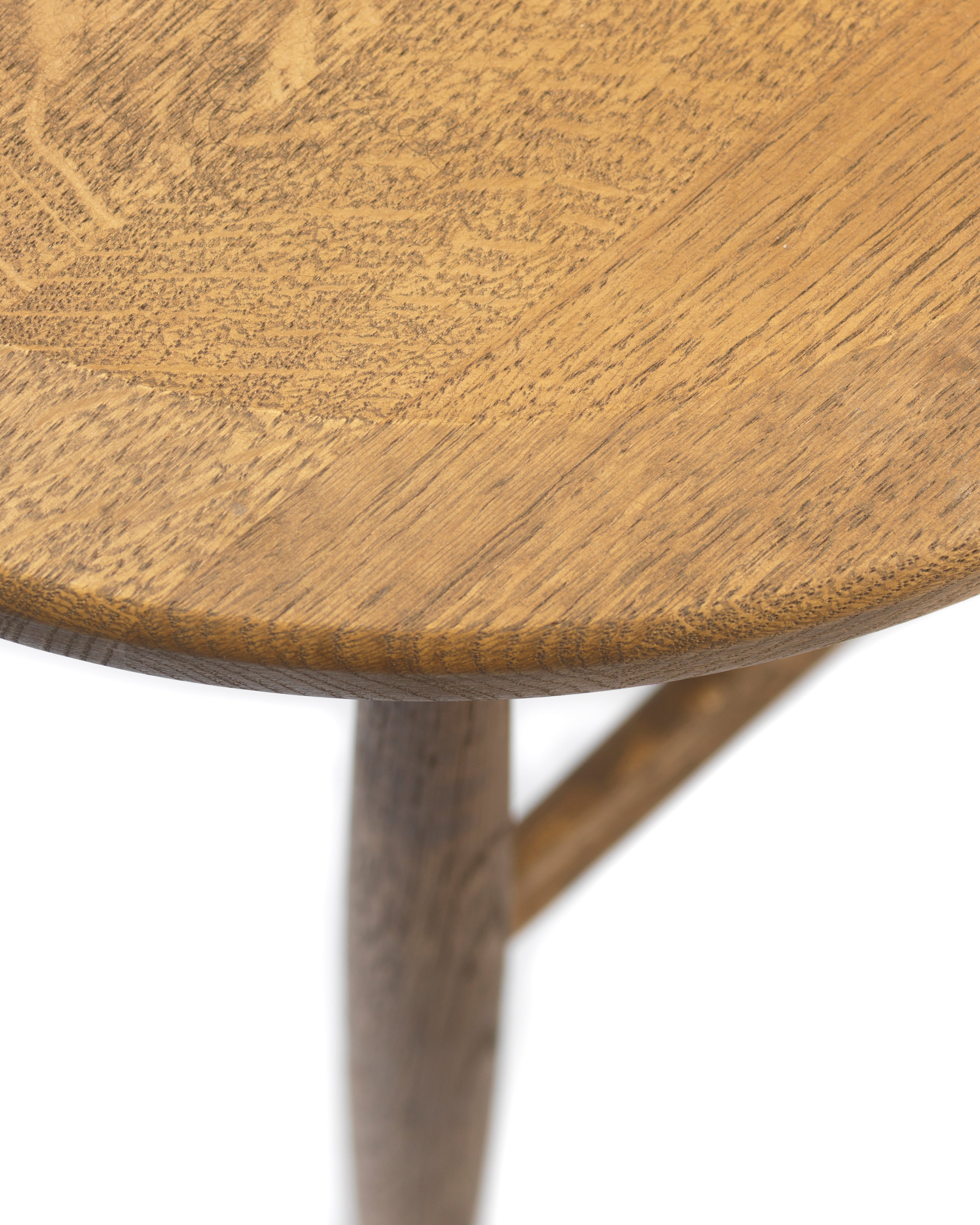 FDB Møbler J18 Chair ดีไซน์โดย Børge Mogensen มุมด้านหน้า โครงสร้างไม้โอ๊ก พื้นผิวเคลือบน้ำมัน และที่นั่งทรงโค้งแบบ bowl-shaped