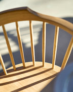 FDB Møbler J18 Chair ดีไซน์โดย Børge Mogensen มุมด้านหน้า โครงสร้างไม้โอ๊ก พื้นผิวเคลือบน้ำมัน และที่นั่งทรงโค้งแบบ bowl-shaped