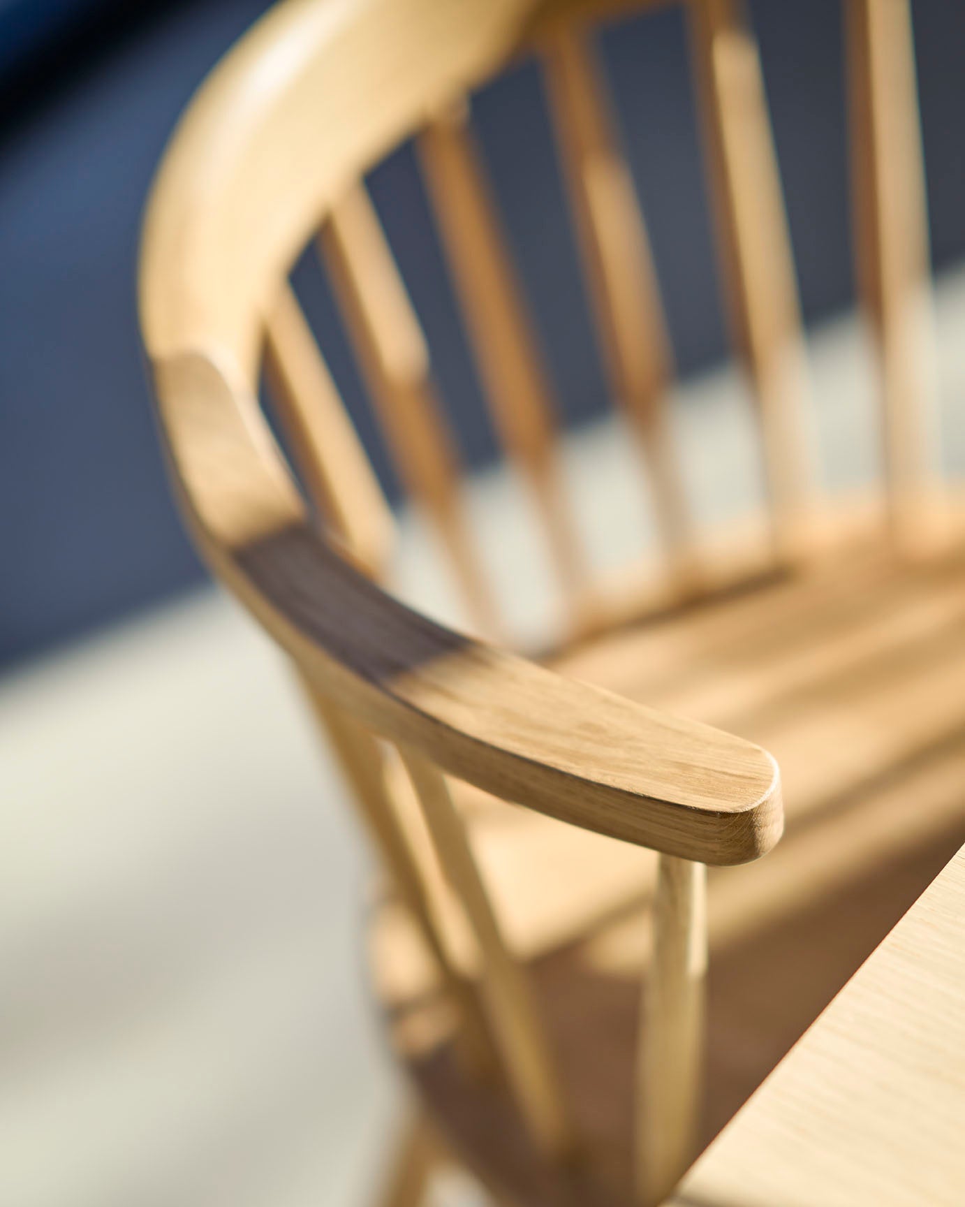 FDB Møbler J18 Chair ดีไซน์โดย Børge Mogensen มุมด้านหน้า โครงสร้างไม้โอ๊ก พื้นผิวเคลือบน้ำมัน และที่นั่งทรงโค้งแบบ bowl-shaped