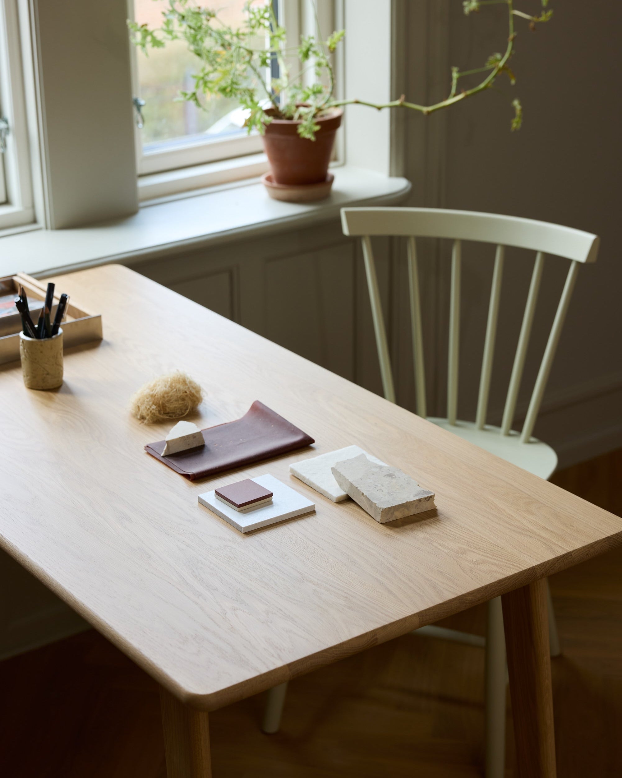 FDB Møbler J46 Chair โดย Poul M. Volther ทำจากไม้บีช/โอ๊ค ดีไซน์พนักพิงซี่ไม้ปี 1956 เคลือบผิวน้ำแบบ lacquered