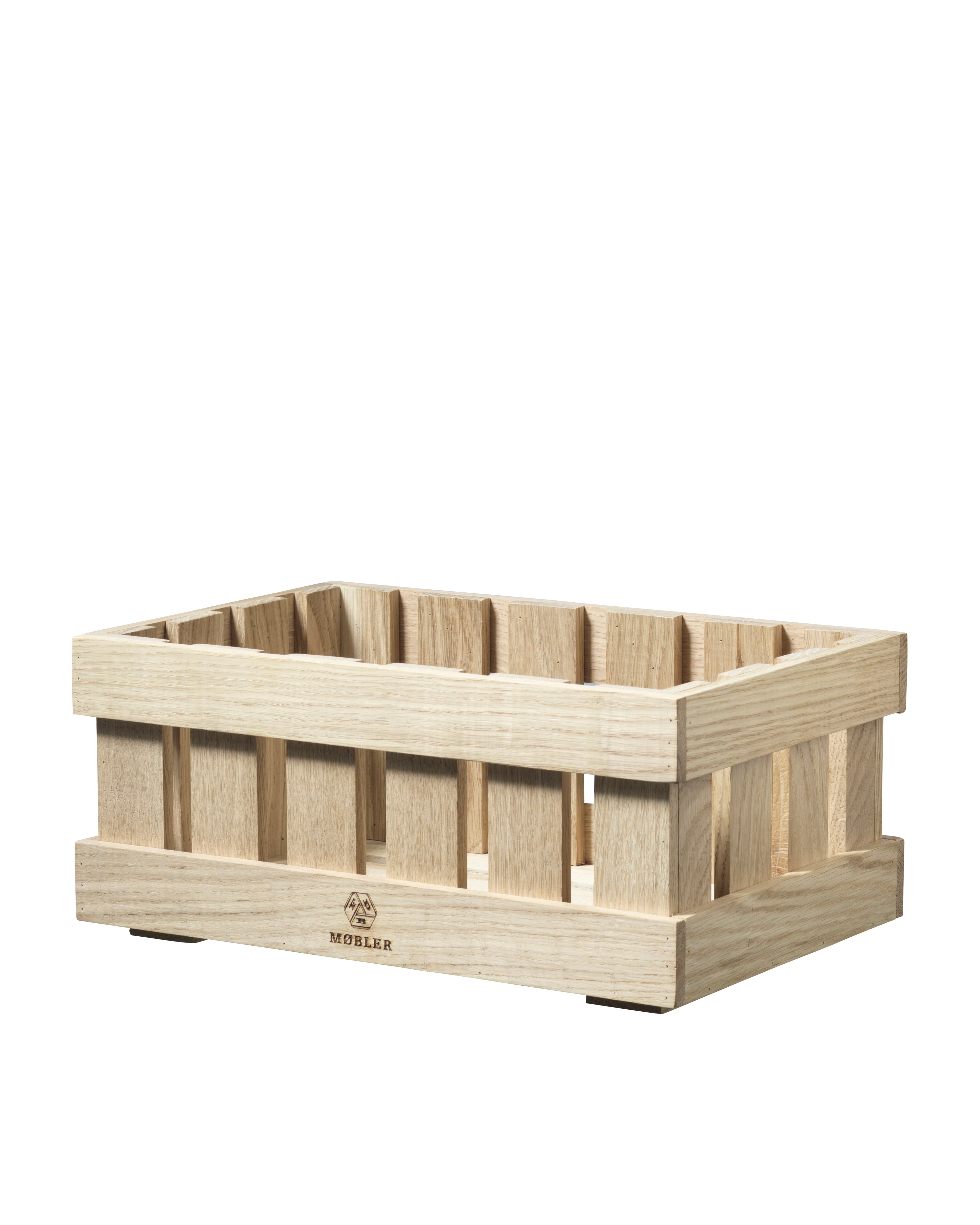 กล่องไม้โอ๊คซีรีส์ Æbletoft จาก FDB Møbler ออกแบบโดย Monica Ritterband ดีไซน์จากลังแอปเปิลดั้งเดิม วางซ้อนได้ มีหลายขนาดสำหรับจัดเก็บและตกแต่งบ้าน