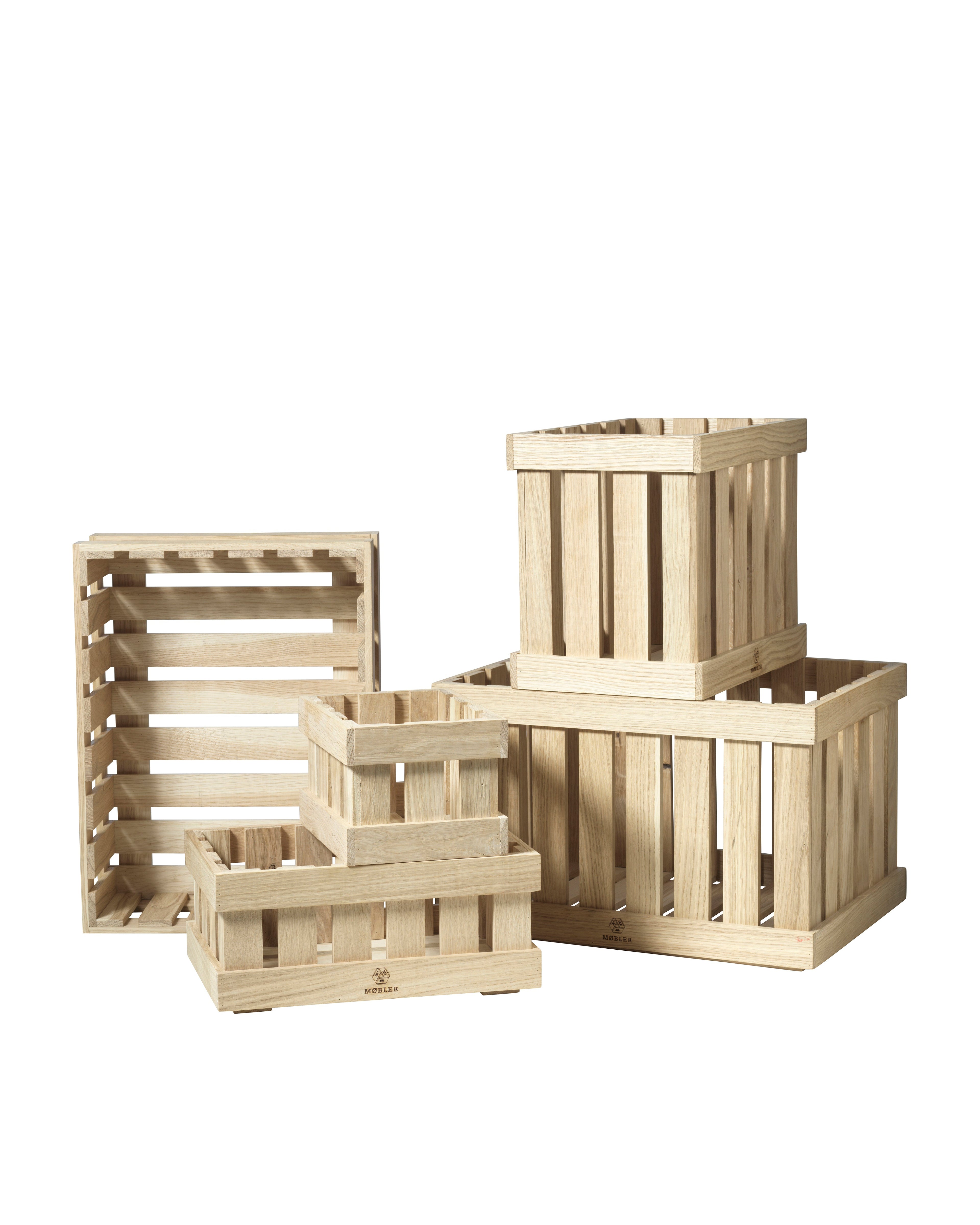 กล่องไม้โอ๊คซีรีส์ Æbletoft จาก FDB Møbler ออกแบบโดย Monica Ritterband ดีไซน์จากลังแอปเปิลดั้งเดิม วางซ้อนได้ มีหลายขนาดสำหรับจัดเก็บและตกแต่งบ้าน