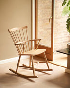 FDB Møbler J52G Rocking Chair โดย Børge Mogensen เก้าอี้โยกไม้โอ๊ก/บีช พนักพิงสไตล์ Windsor ดีไซน์ทศวรรษ 1950 เคลือบน้ำมัน