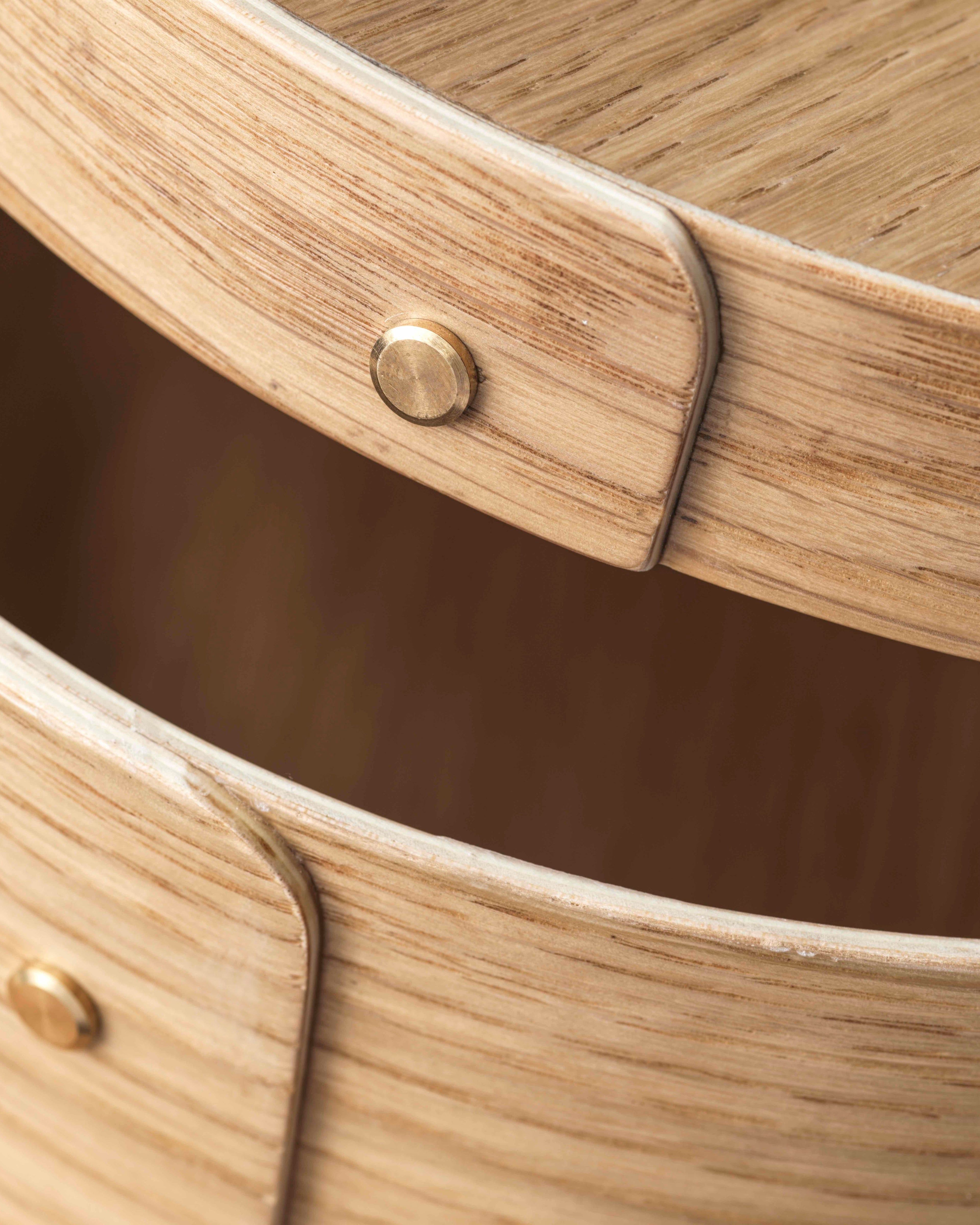 กล่องทรงกลม Drejø จาก FDB Møbler ทำจากไม้โอ๊ควีเนียร์ สีธรรมชาติและสีทึบ 4 แบบ ดีไซน์เรียบแบบ Shaker ใช้เก็บของหรือวางซ้อนตกแต่งบ้าน มี 3 ขนาด