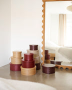 กล่องทรงกลม Drejø จาก FDB Møbler ทำจากไม้โอ๊ควีเนียร์ สีธรรมชาติและสีทึบ 4 แบบ ดีไซน์เรียบแบบ Shaker ใช้เก็บของหรือวางซ้อนตกแต่งบ้าน มี 3 ขนาด