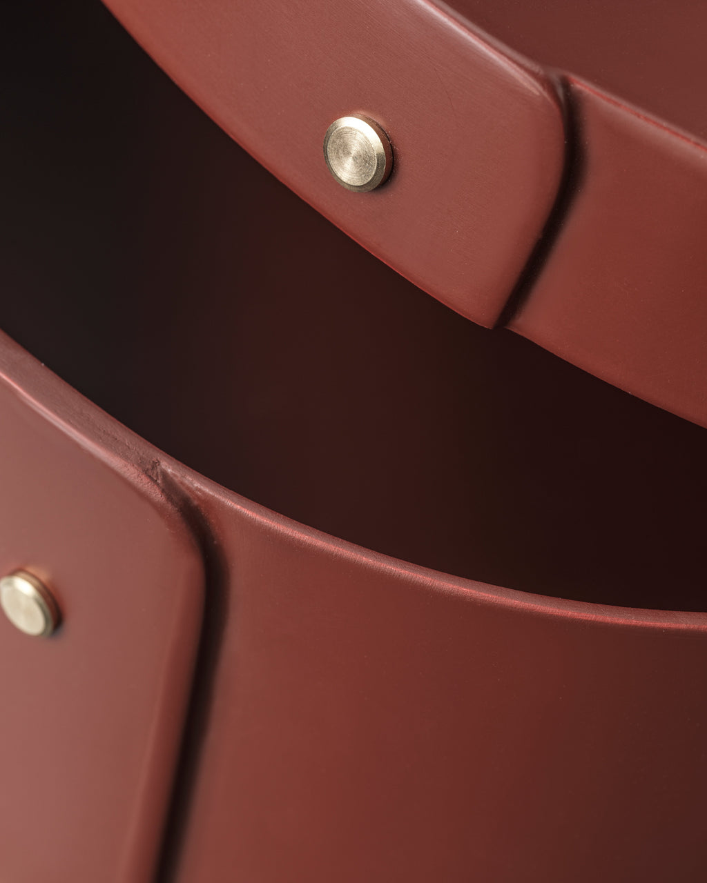 กล่องทรงกลม Drejø จาก FDB Møbler ทำจากไม้โอ๊ควีเนียร์ สีธรรมชาติและสีทึบ 4 แบบ ดีไซน์เรียบแบบ Shaker ใช้เก็บของหรือวางซ้อนตกแต่งบ้าน มี 3 ขนาด