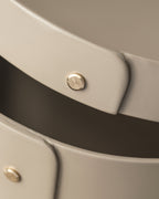 กล่องทรงกลม Drejø จาก FDB Møbler ทำจากไม้โอ๊ควีเนียร์ สีธรรมชาติและสีทึบ 4 แบบ ดีไซน์เรียบแบบ Shaker ใช้เก็บของหรือวางซ้อนตกแต่งบ้าน มี 3 ขนาด