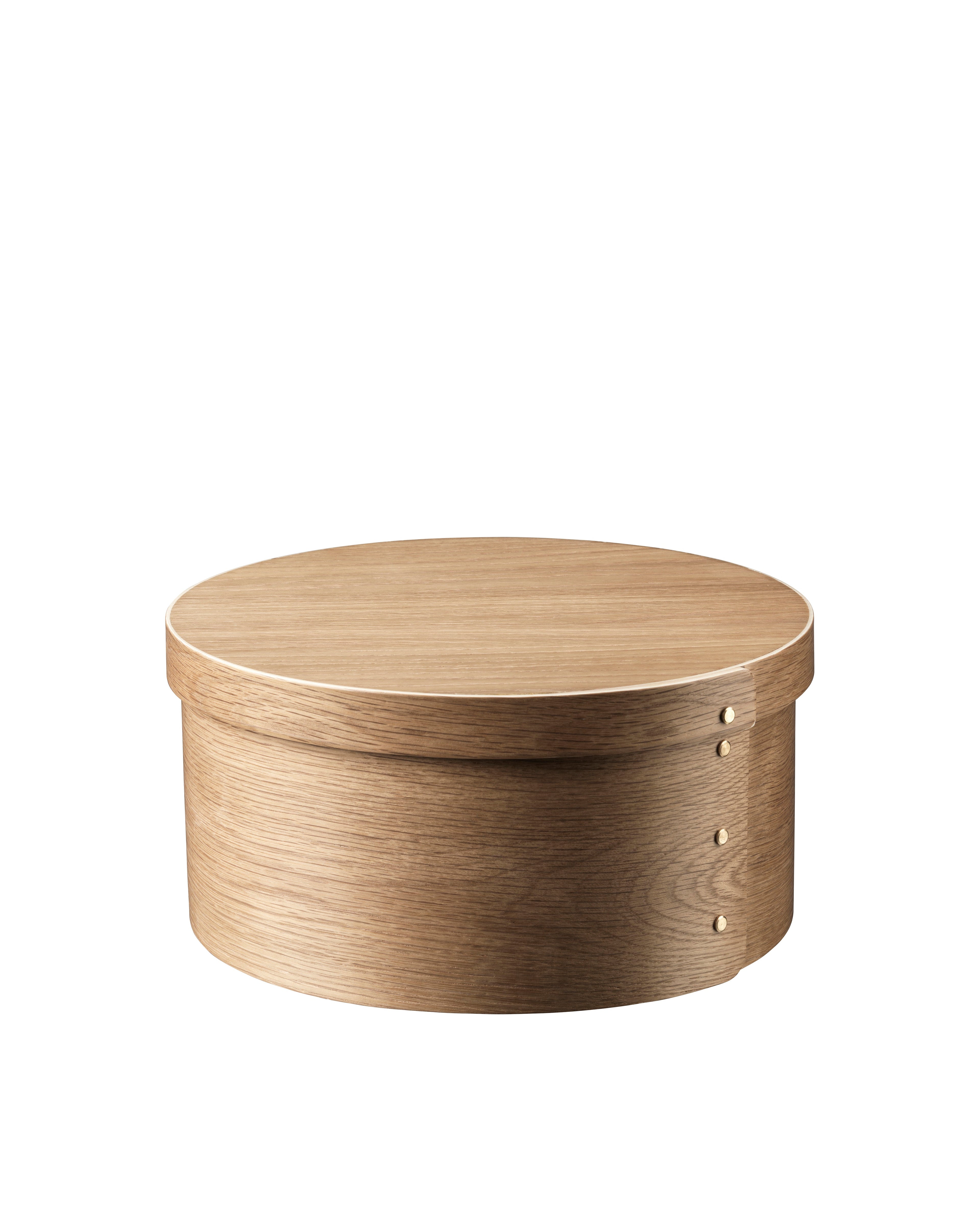 กล่องทรงกลม Drejø จาก FDB Møbler ทำจากไม้โอ๊ควีเนียร์ สีธรรมชาติและสีทึบ 4 แบบ ดีไซน์เรียบแบบ Shaker ใช้เก็บของหรือวางซ้อนตกแต่งบ้าน มี 3 ขนาด