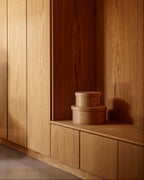 กล่องทรงกลม Drejø จาก FDB Møbler ทำจากไม้โอ๊ควีเนียร์ สีธรรมชาติและสีทึบ 4 แบบ ดีไซน์เรียบแบบ Shaker ใช้เก็บของหรือวางซ้อนตกแต่งบ้าน มี 3 ขนาด