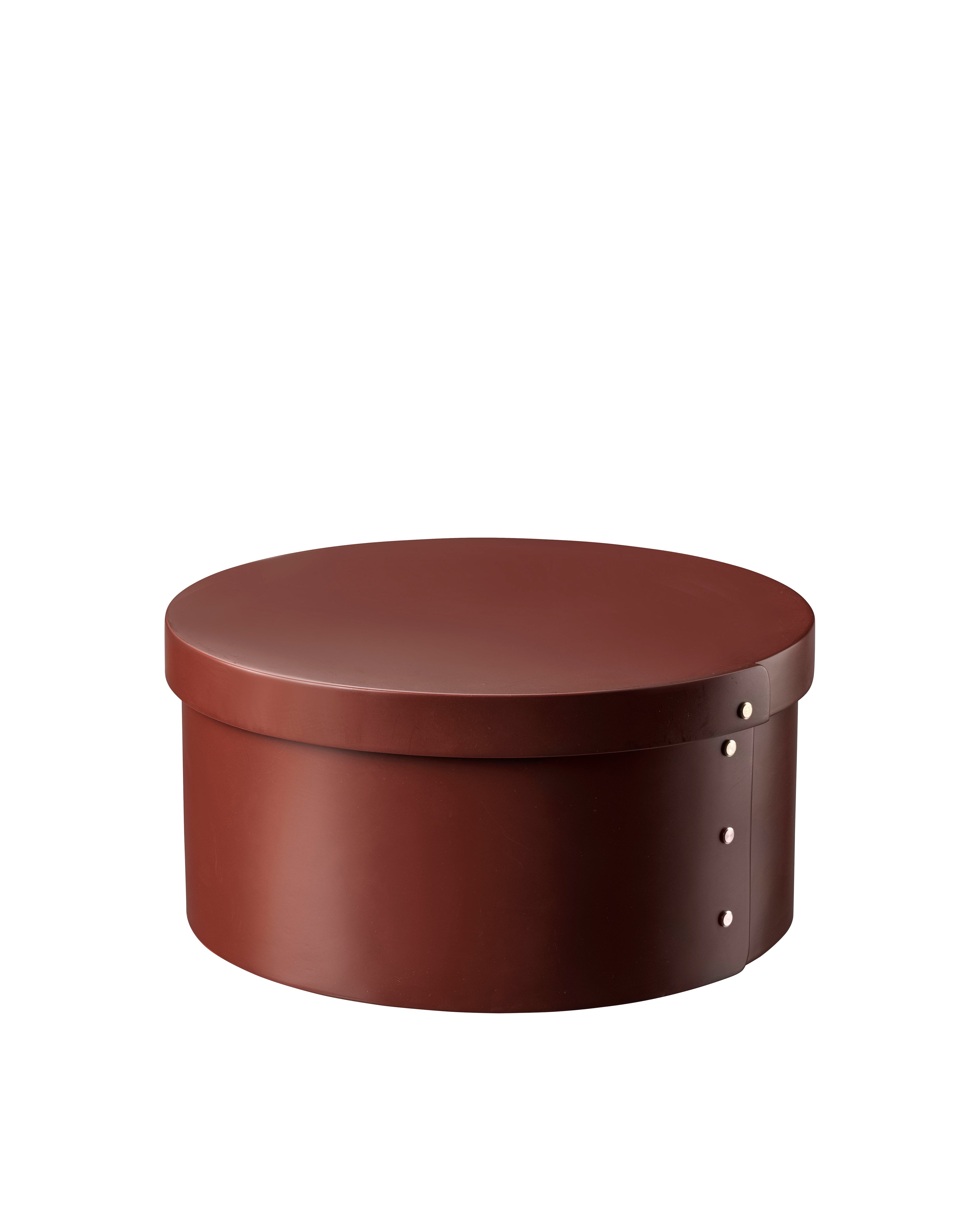 กล่องทรงกลม Drejø จาก FDB Møbler ทำจากไม้โอ๊ควีเนียร์ สีธรรมชาติและสีทึบ 4 แบบ ดีไซน์เรียบแบบ Shaker ใช้เก็บของหรือวางซ้อนตกแต่งบ้าน มี 3 ขนาด