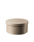 กล่องทรงกลม Drejø จาก FDB Møbler ทำจากไม้โอ๊ควีเนียร์ สีธรรมชาติและสีทึบ 4 แบบ ดีไซน์เรียบแบบ Shaker ใช้เก็บของหรือวางซ้อนตกแต่งบ้าน มี 3 ขนาด