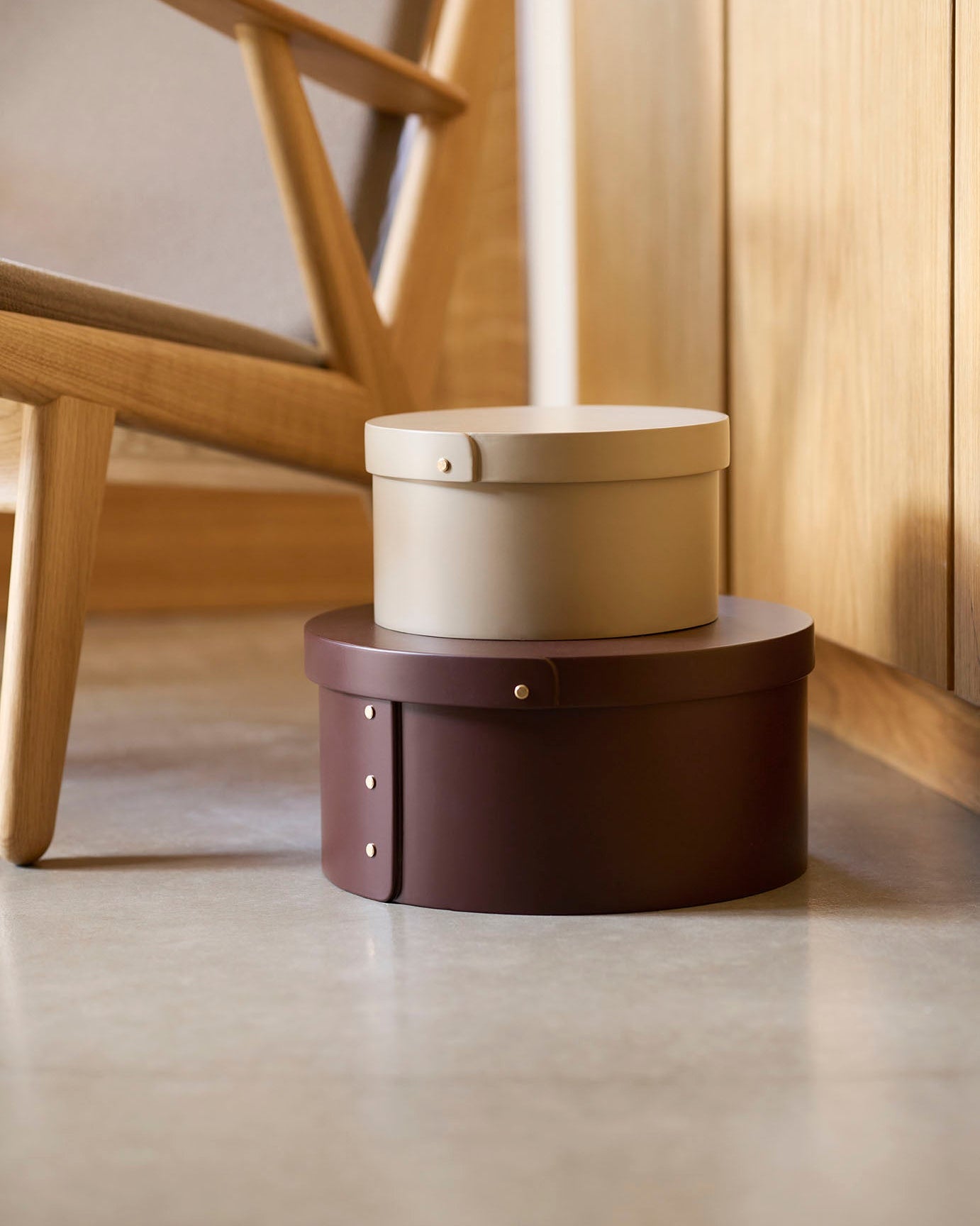 กล่องทรงกลม Drejø จาก FDB Møbler ทำจากไม้โอ๊ควีเนียร์ สีธรรมชาติและสีทึบ 4 แบบ ดีไซน์เรียบแบบ Shaker ใช้เก็บของหรือวางซ้อนตกแต่งบ้าน มี 3 ขนาด