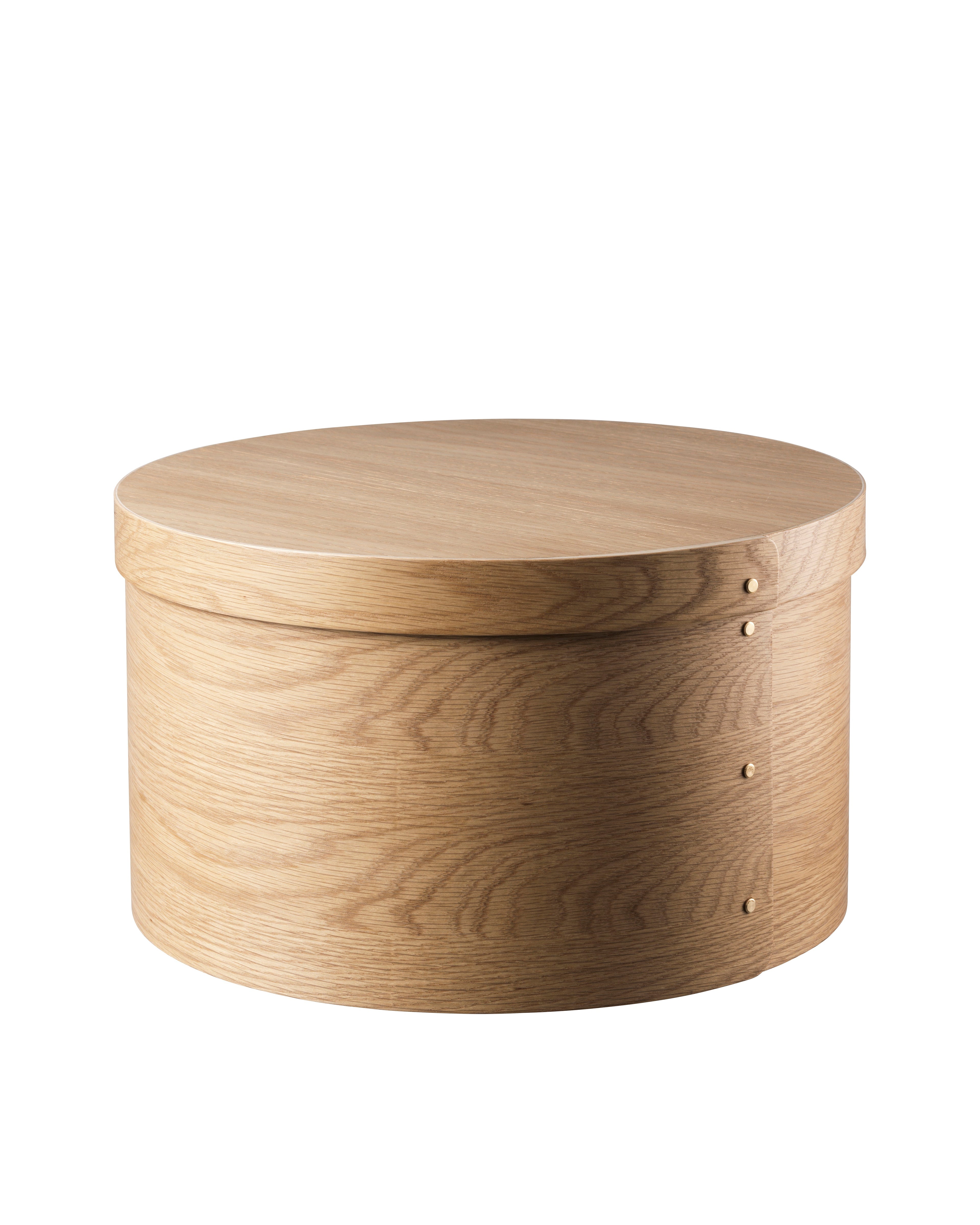 กล่องทรงกลม Drejø จาก FDB Møbler ทำจากไม้โอ๊ควีเนียร์ สีธรรมชาติและสีทึบ 4 แบบ ดีไซน์เรียบแบบ Shaker ใช้เก็บของหรือวางซ้อนตกแต่งบ้าน มี 3 ขนาด