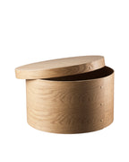 กล่องทรงกลม Drejø จาก FDB Møbler ทำจากไม้โอ๊ควีเนียร์ สีธรรมชาติและสีทึบ 4 แบบ ดีไซน์เรียบแบบ Shaker ใช้เก็บของหรือวางซ้อนตกแต่งบ้าน มี 3 ขนาด