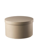 กล่องทรงกลม Drejø จาก FDB Møbler ทำจากไม้โอ๊ควีเนียร์ สีธรรมชาติและสีทึบ 4 แบบ ดีไซน์เรียบแบบ Shaker ใช้เก็บของหรือวางซ้อนตกแต่งบ้าน มี 3 ขนาด