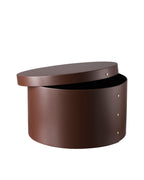 กล่องทรงกลม Drejø จาก FDB Møbler ทำจากไม้โอ๊ควีเนียร์ สีธรรมชาติและสีทึบ 4 แบบ ดีไซน์เรียบแบบ Shaker ใช้เก็บของหรือวางซ้อนตกแต่งบ้าน มี 3 ขนาด