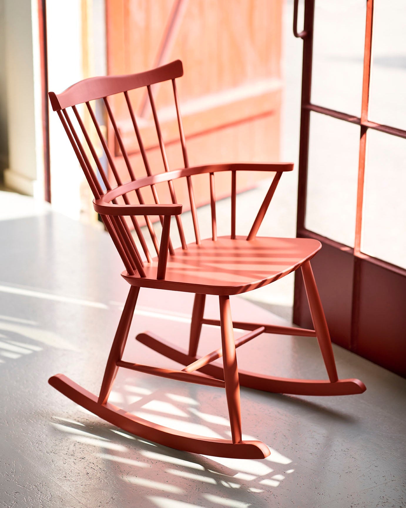 FDB Møbler J52G Rocking Chair โดย Børge Mogensen เก้าอี้โยกไม้โอ๊ก/บีช พนักพิงสไตล์ Windsor ดีไซน์ทศวรรษ 1950 เคลือบน้ำมัน