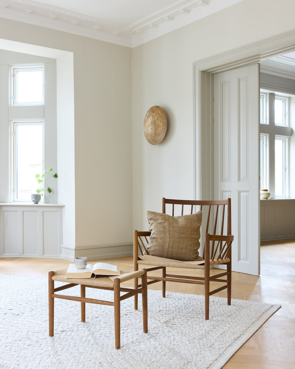 FDB Møbler J83 Series สตูลและเบนช์ไม้โอ๊ก พร้อมที่นั่ง papercord ถักมือ ดีไซน์คลาสสิกปี 1962 โดย Jørgen Bækmark