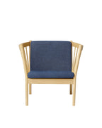 FDB Møbler J146 Armchair โดย Erik Ole Jørgensen โครงไม้โอ๊กเคลือบ lacquered พนักพิงแบบ spoke-back บุผ้าหรือหนัง ดีไซน์ปี 1978
