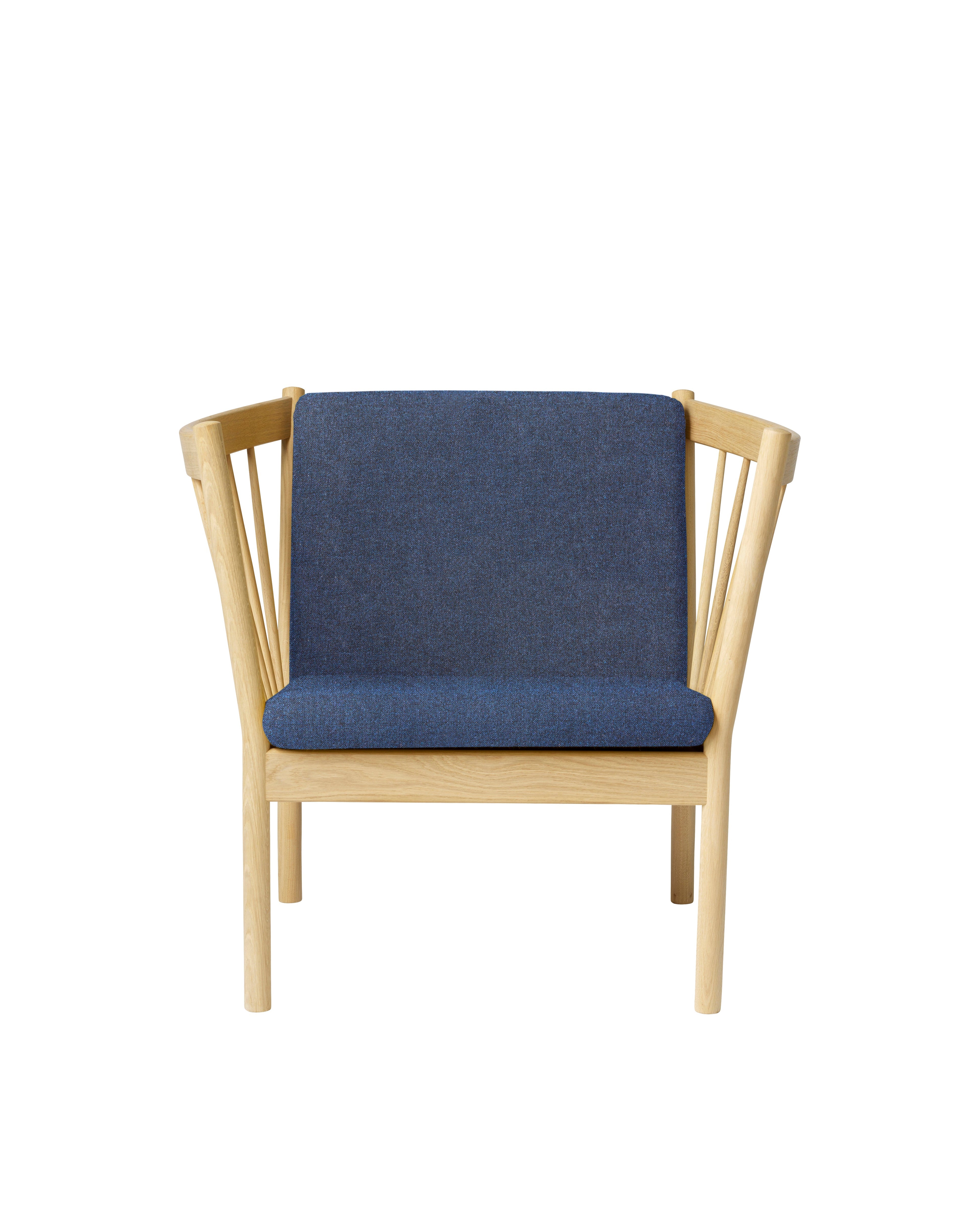 FDB Møbler J146 Armchair โดย Erik Ole Jørgensen โครงไม้โอ๊กเคลือบ lacquered พนักพิงแบบ spoke-back บุผ้าหรือหนัง ดีไซน์ปี 1978