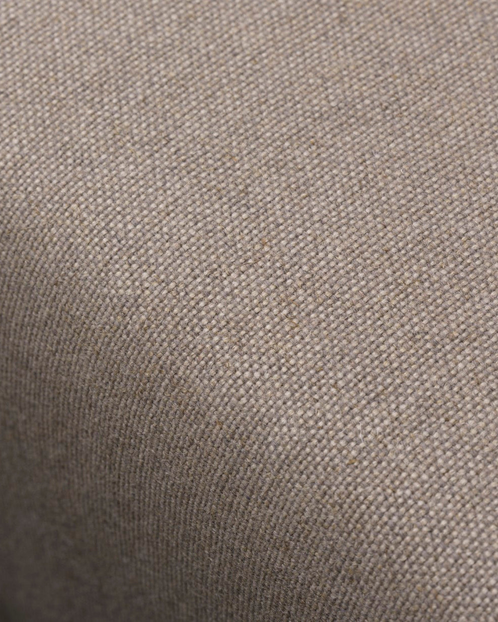 FDB Møbler J146 Armchair โดย Erik Ole Jørgensen โครงไม้โอ๊กเคลือบ lacquered พนักพิงแบบ spoke-back บุผ้าหรือหนัง ดีไซน์ปี 1978