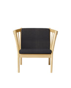 FDB Møbler J146 Armchair โดย Erik Ole Jørgensen โครงไม้โอ๊กเคลือบ lacquered พนักพิงแบบ spoke-back บุผ้าหรือหนัง ดีไซน์ปี 1978
