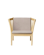 FDB Møbler J146 Armchair โดย Erik Ole Jørgensen โครงไม้โอ๊กเคลือบ lacquered พนักพิงแบบ spoke-back บุผ้าหรือหนัง ดีไซน์ปี 1978