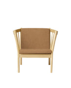 FDB Møbler J146 Armchair โดย Erik Ole Jørgensen โครงไม้โอ๊กเคลือบ lacquered พนักพิงแบบ spoke-back บุผ้าหรือหนัง ดีไซน์ปี 1978