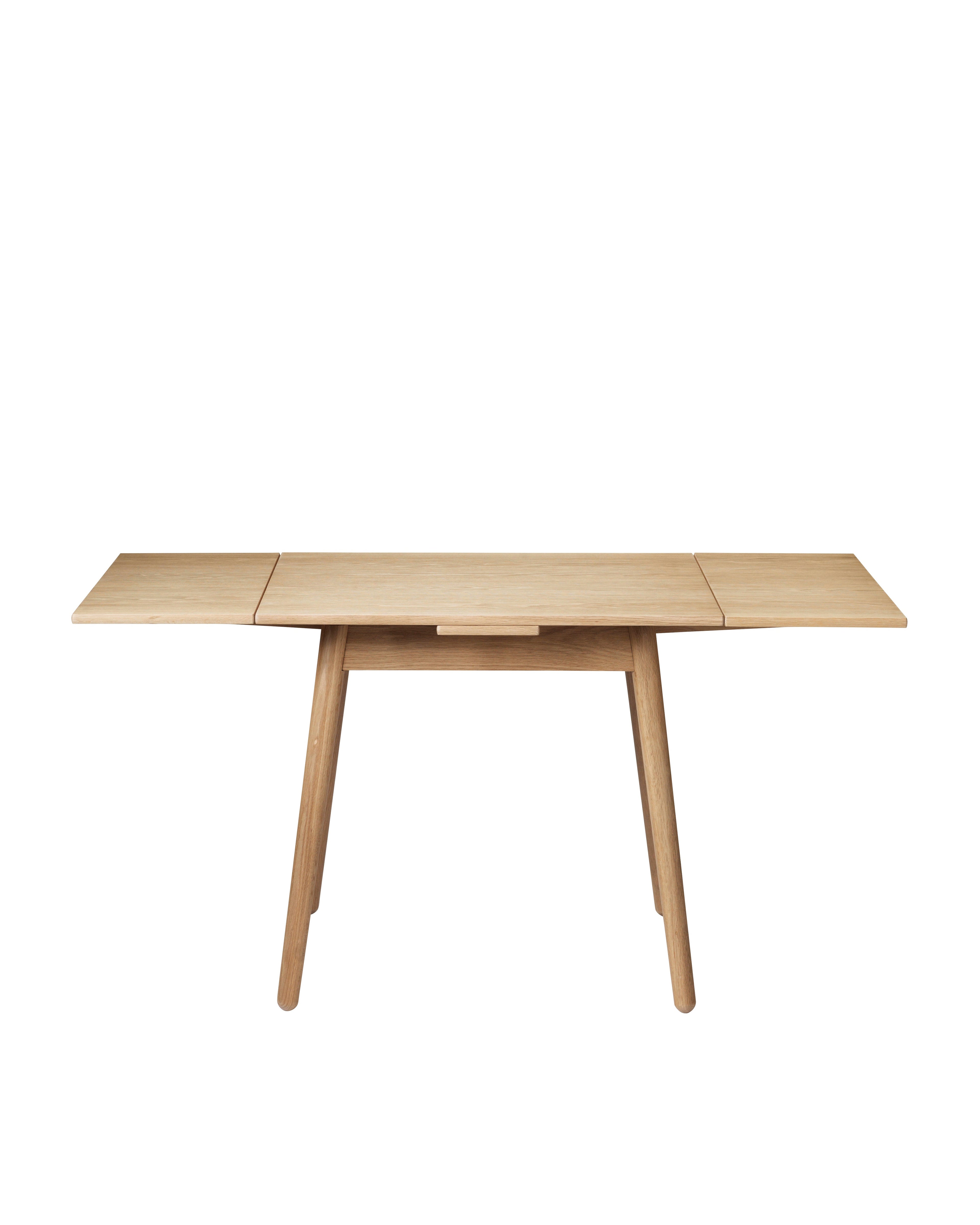 FDB Møbler C35 Dining Table Series โต๊ะไม้โอ๊กดีไซน์ปี 1957 โดย Poul M. Volther พร้อมตัวเลือกท็อปไม้โอ๊กและลิเนเลียม หลายขนาดและแผ่นต่อโต๊ะ (extension leaves)