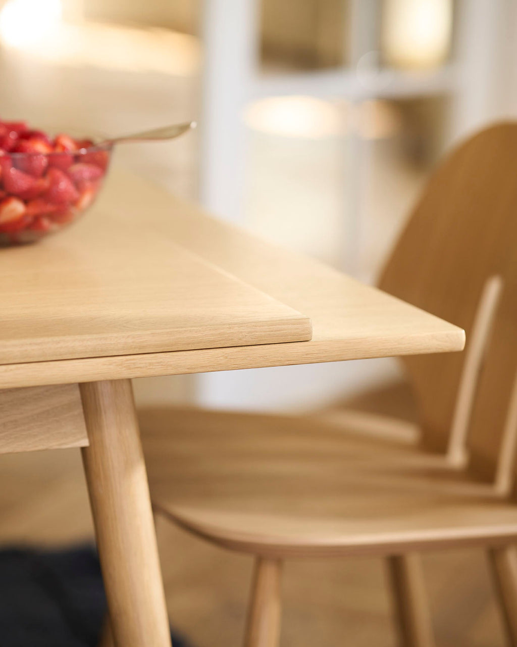 FDB Møbler C35 Dining Table Series โต๊ะไม้โอ๊กดีไซน์ปี 1957 โดย Poul M. Volther พร้อมตัวเลือกท็อปไม้โอ๊กและลิเนเลียม หลายขนาดและแผ่นต่อโต๊ะ (extension leaves)