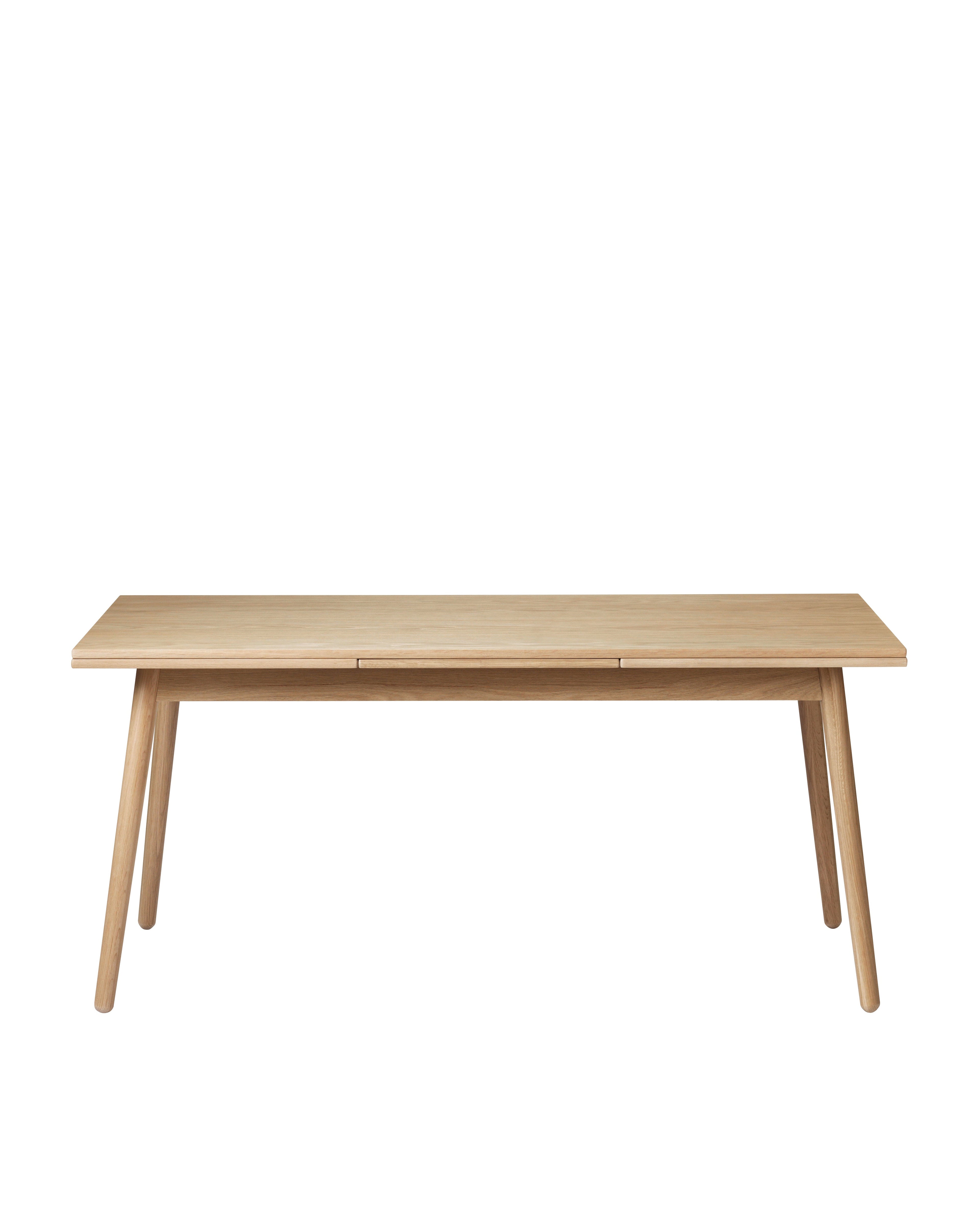 FDB Møbler C35 Dining Table Series โต๊ะไม้โอ๊กดีไซน์ปี 1957 โดย Poul M. Volther พร้อมตัวเลือกท็อปไม้โอ๊กและลิเนเลียม หลายขนาดและแผ่นต่อโต๊ะ (extension leaves)