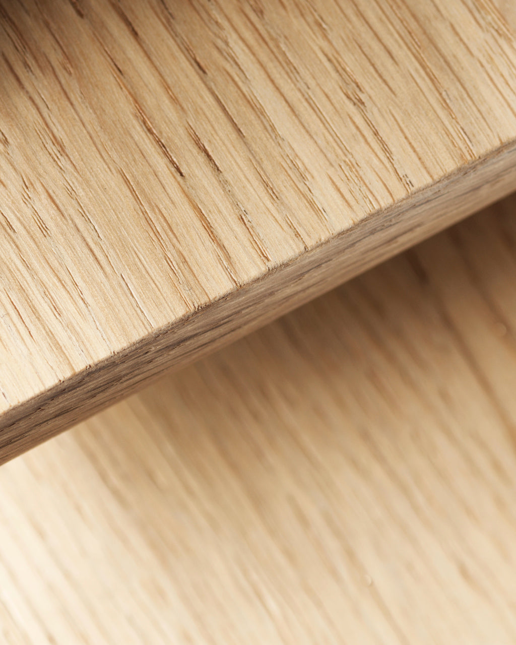 FDB Møbler C35 Dining Table Series โต๊ะไม้โอ๊กดีไซน์ปี 1957 โดย Poul M. Volther พร้อมตัวเลือกท็อปไม้โอ๊กและลิเนเลียม หลายขนาดและแผ่นต่อโต๊ะ (extension leaves)