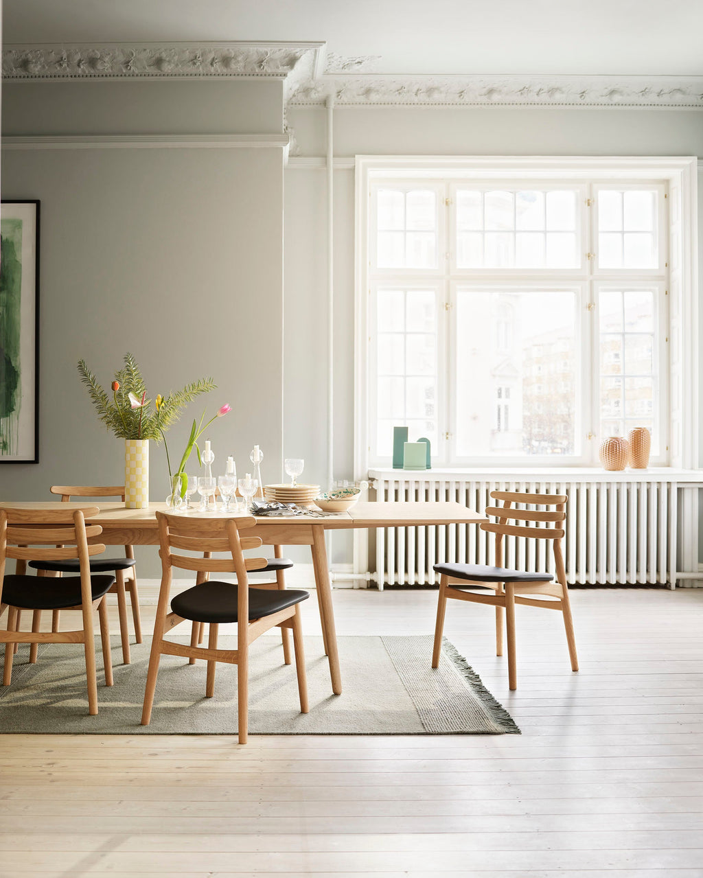 FDB Møbler C35 Dining Table Series โต๊ะไม้โอ๊กดีไซน์ปี 1957 โดย Poul M. Volther พร้อมตัวเลือกท็อปไม้โอ๊กและลิเนเลียม หลายขนาดและแผ่นต่อโต๊ะ (extension leaves)
