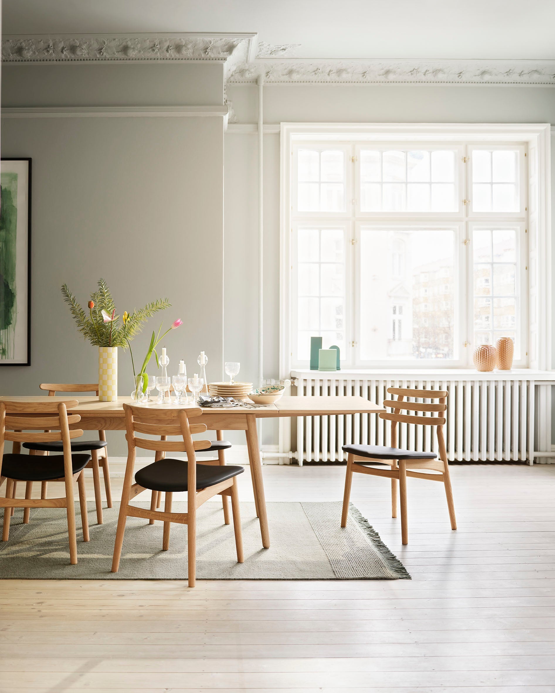 FDB Møbler C35 Dining Table Series โต๊ะไม้โอ๊กดีไซน์ปี 1957 โดย Poul M. Volther พร้อมตัวเลือกท็อปไม้โอ๊กและลิเนเลียม หลายขนาดและแผ่นต่อโต๊ะ (extension leaves)