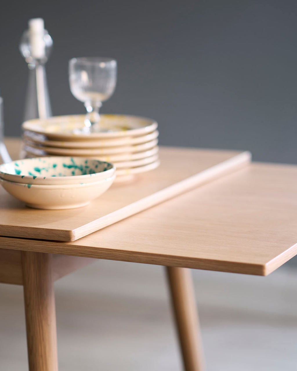 FDB Møbler C35 Dining Table Series โต๊ะไม้โอ๊กดีไซน์ปี 1957 โดย Poul M. Volther พร้อมตัวเลือกท็อปไม้โอ๊กและลิเนเลียม หลายขนาดและแผ่นต่อโต๊ะ (extension leaves)