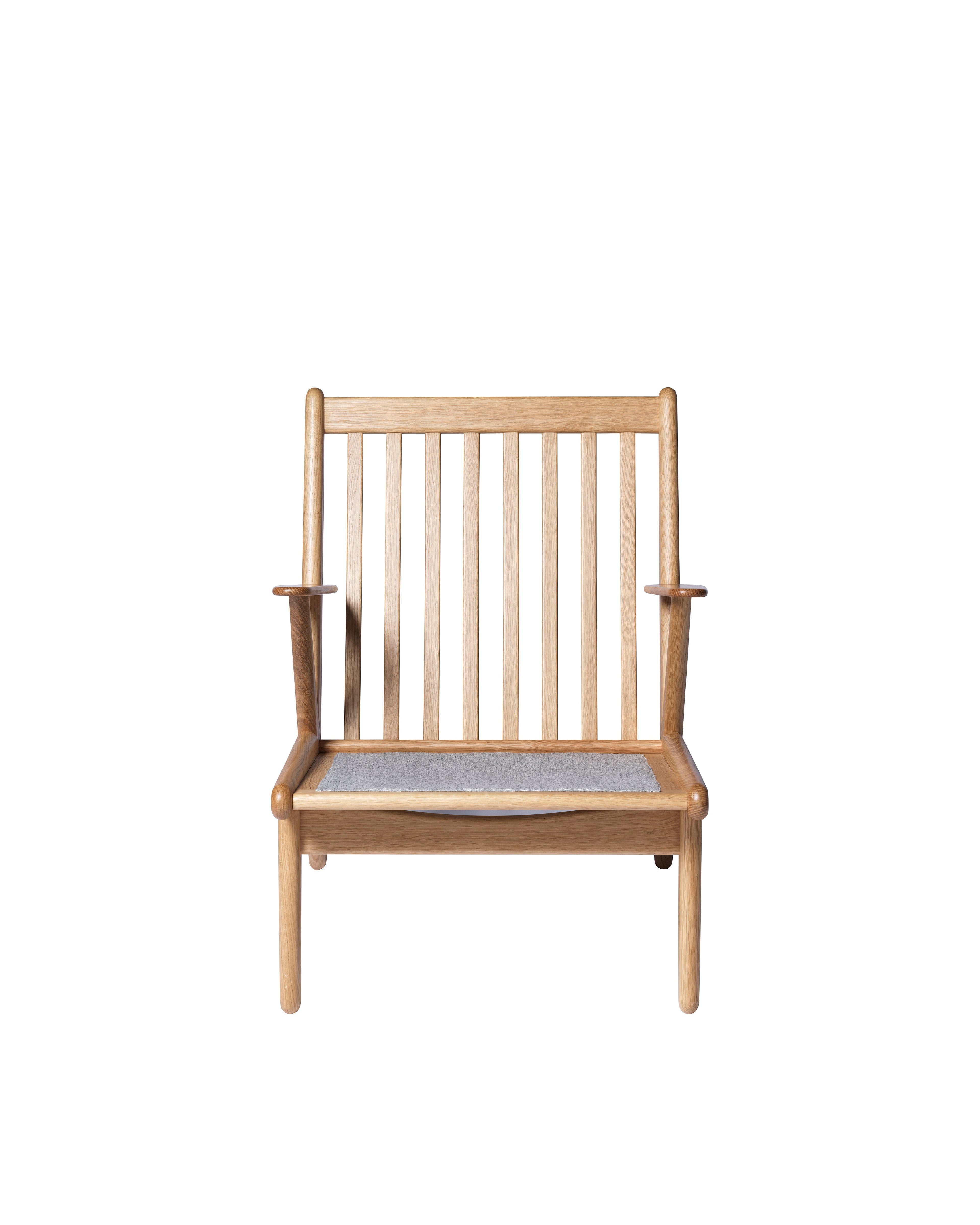 FDB Møbler J53 Armchair โดย Poul M. Volther โครงไม้โอ๊กเคลือบน้ำมัน บุผ้าเลือกได้หลายแบบ เช่น Monza, Cosmo, Grain, Main Line Flax ดีไซน์ปี 1953