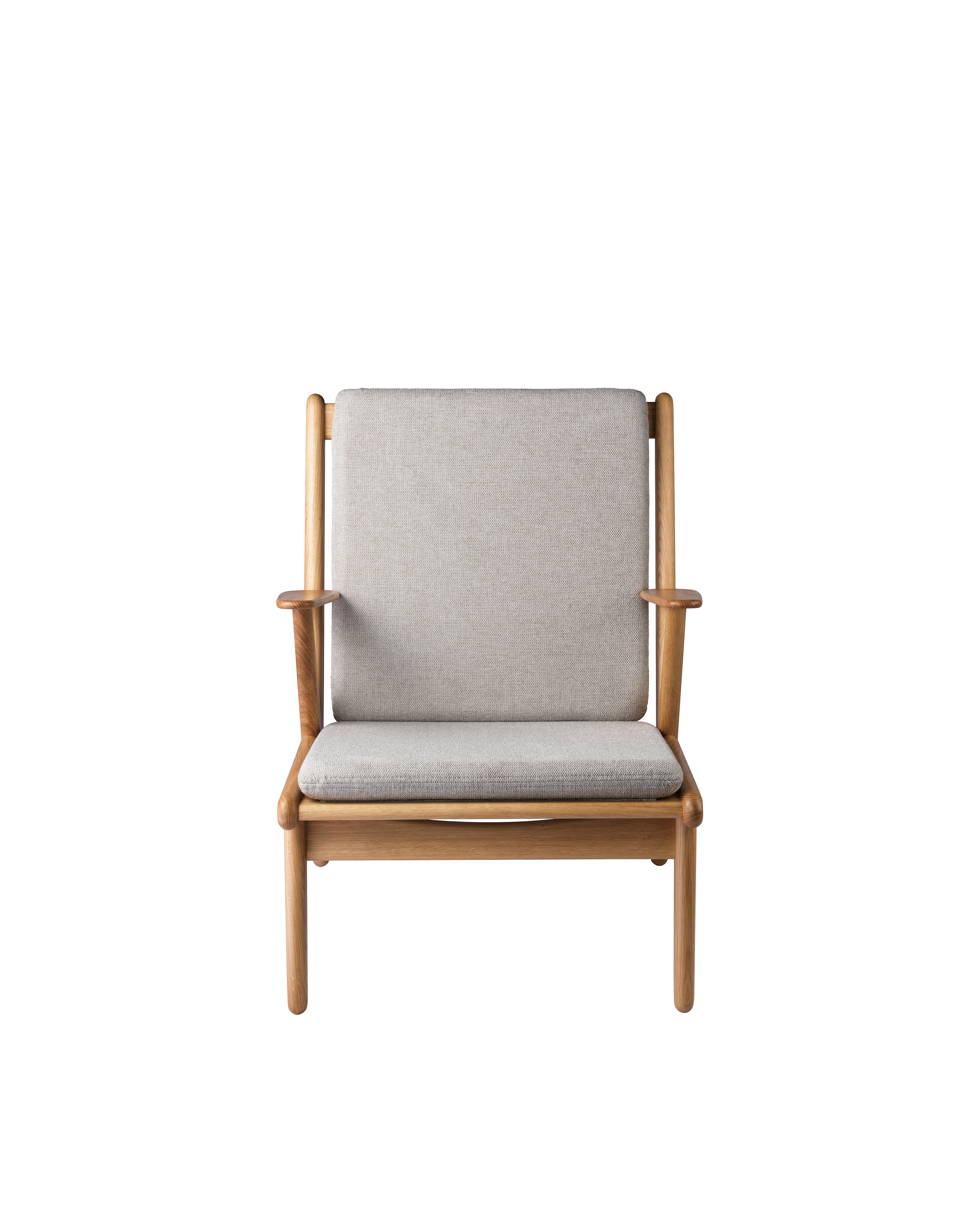 FDB Møbler J53 Armchair โดย Poul M. Volther โครงไม้โอ๊กเคลือบน้ำมัน บุผ้าเลือกได้หลายแบบ เช่น Monza, Cosmo, Grain, Main Line Flax ดีไซน์ปี 1953